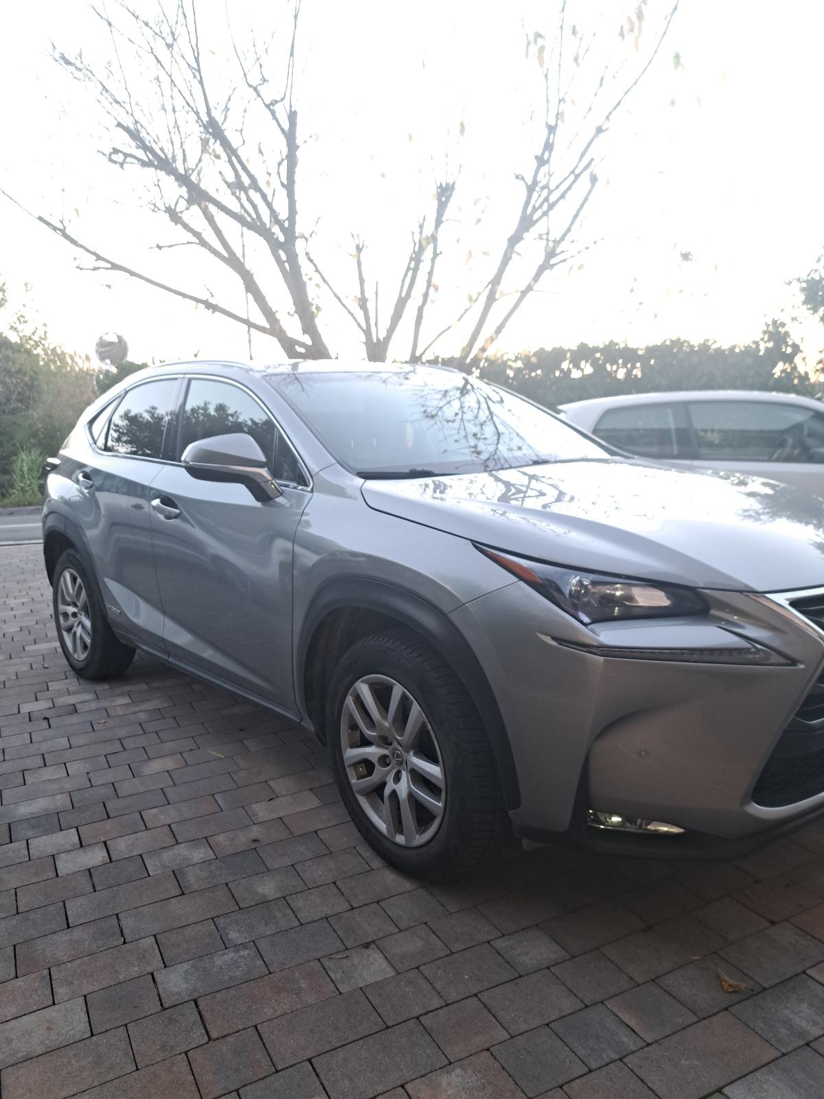 Lexus NX 300h automatik, 09/2017, izuzetno ocuvan, fotografija 2