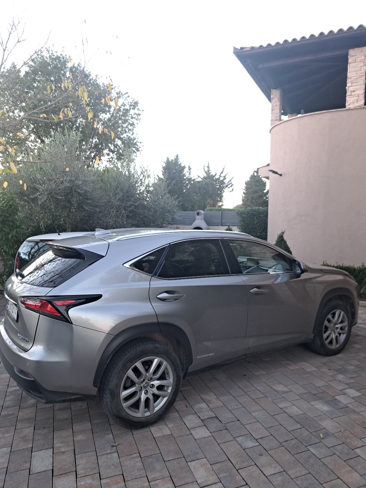 Lexus NX 300h automatik, 09/2017, izuzetno ocuvan, fotografija 3