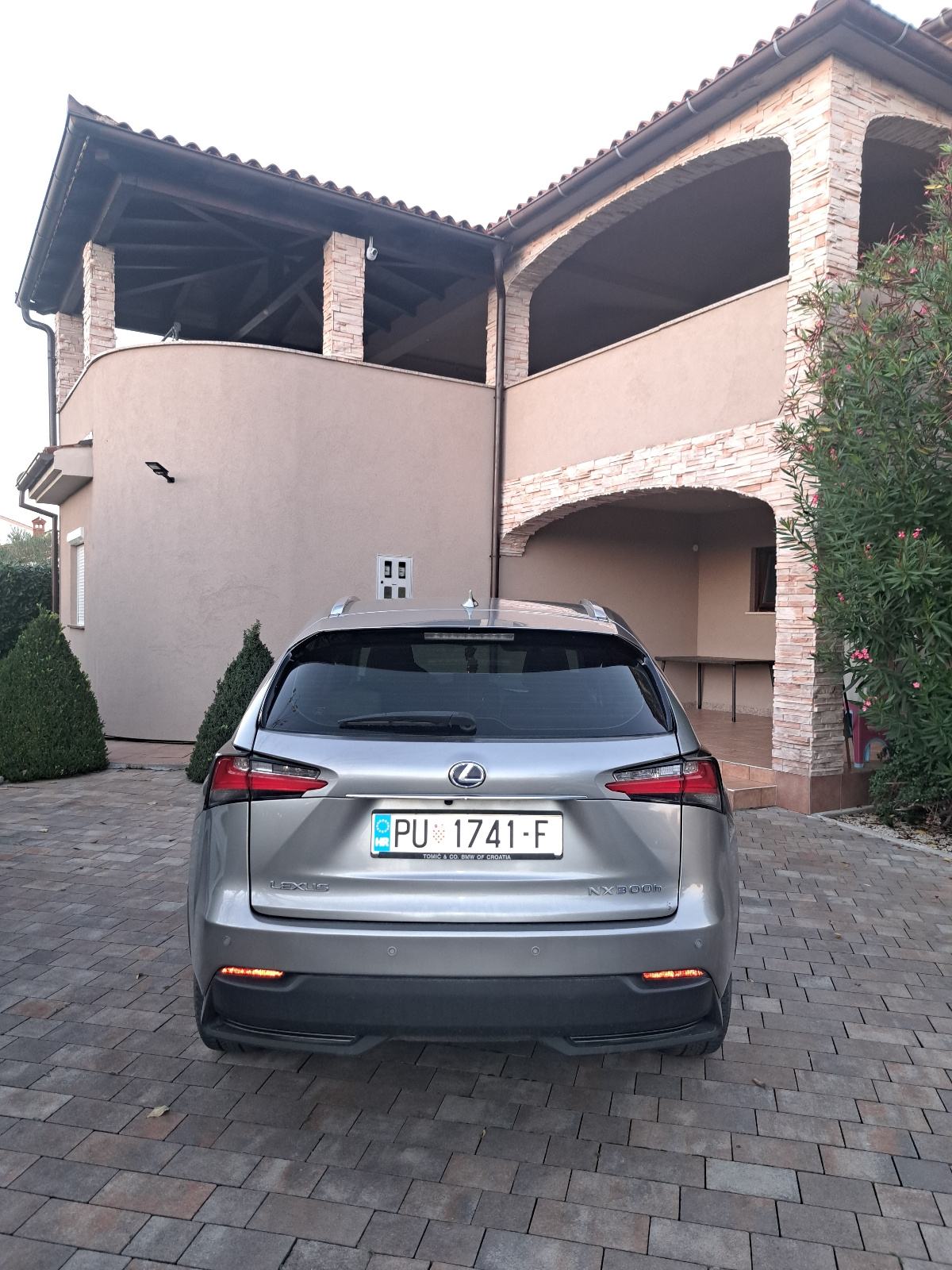 Lexus NX 300h automatik, 09/2017, izuzetno ocuvan, fotografija 4