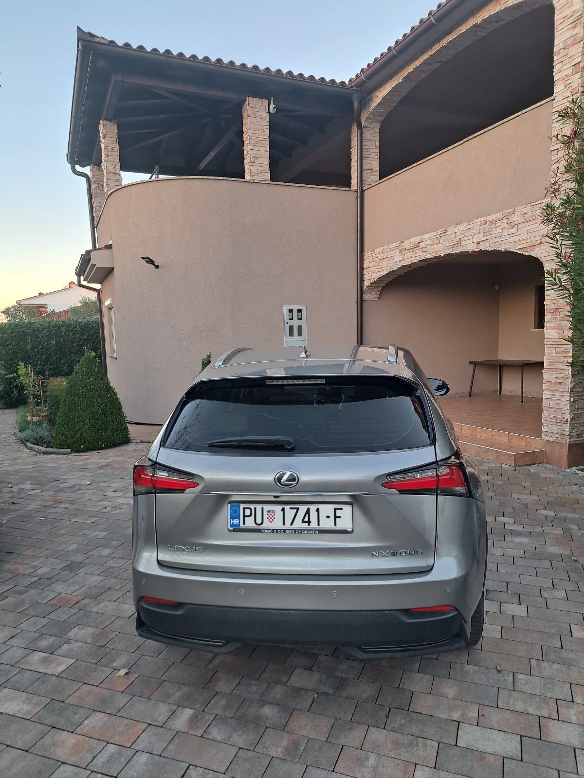 Lexus NX 300h automatik, 09/2017, izuzetno ocuvan, fotografija 11