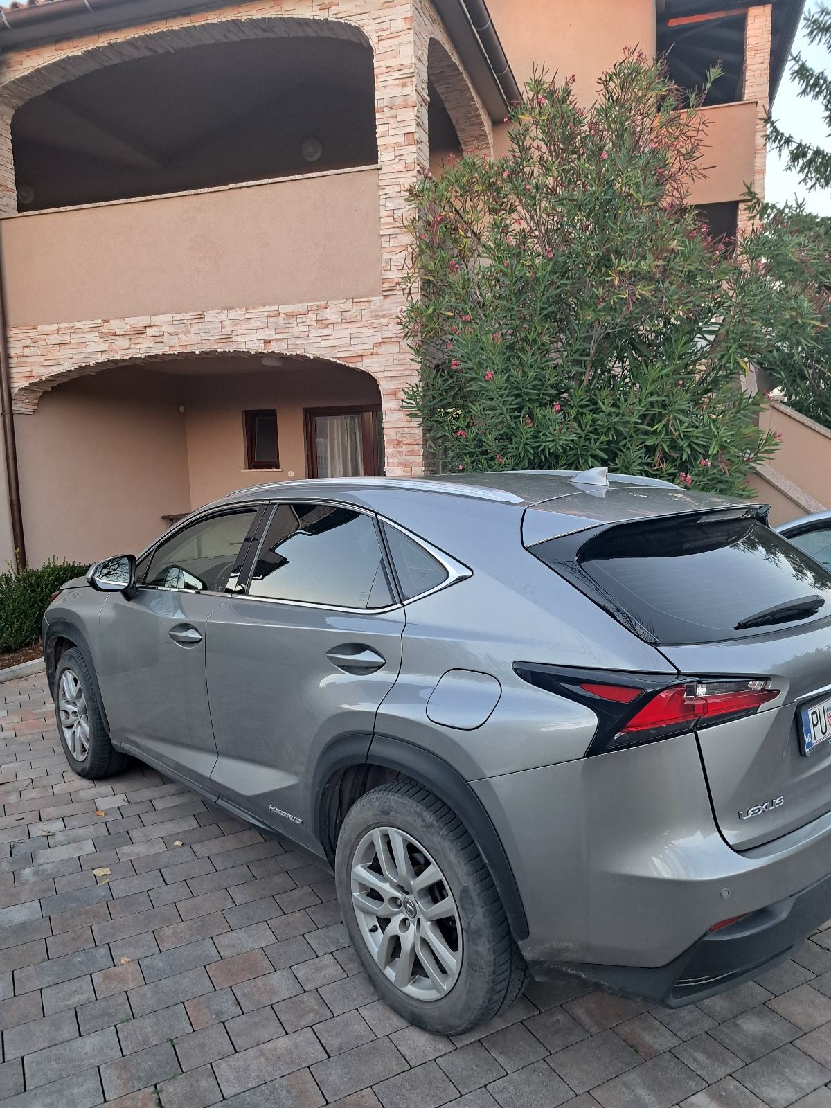 Lexus NX 300h automatik, 09/2017, izuzetno ocuvan, fotografija 12