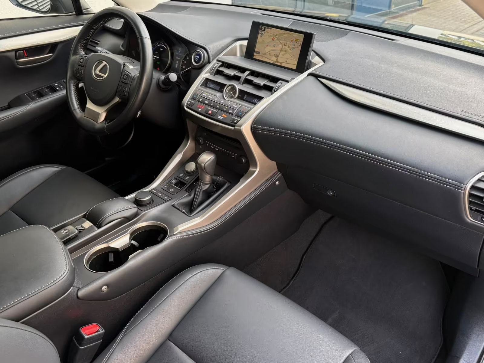 Lexus NX 300h Automatik, fotografija 9