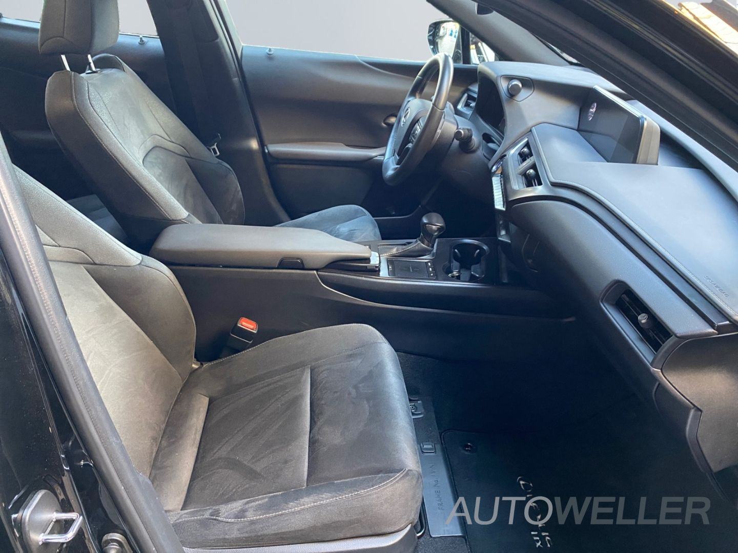 Lexus UX 250h STYLE 184 KS Hybrid e-CVT BI-LED NAVI ACC-TEMPOMAT 2022, fotografija 14