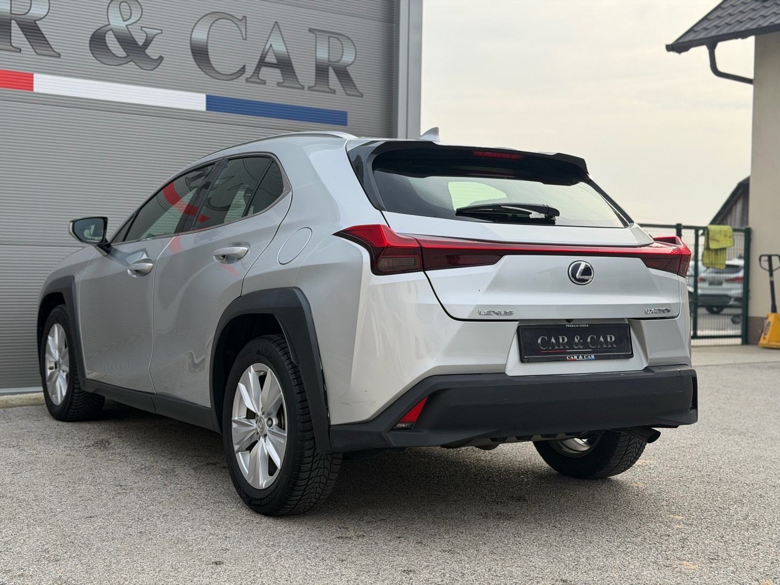 Lexus UX UX 250h automatik, fotografija 8