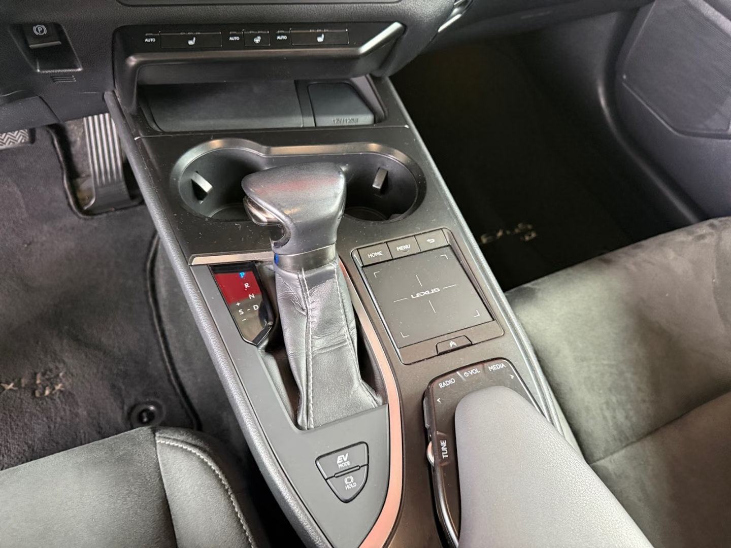 Lexus UX UX 250h LaunchEd. LED navi alcantara gr.sj. PDCx2 kamera, fotografija 13