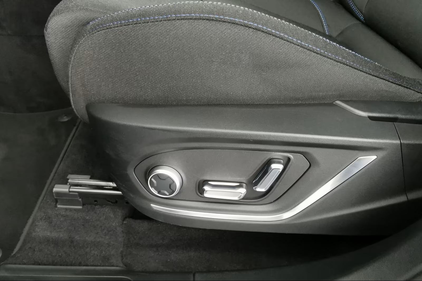 Lynk & Co 01 PHEV automatik, fotografija 14
