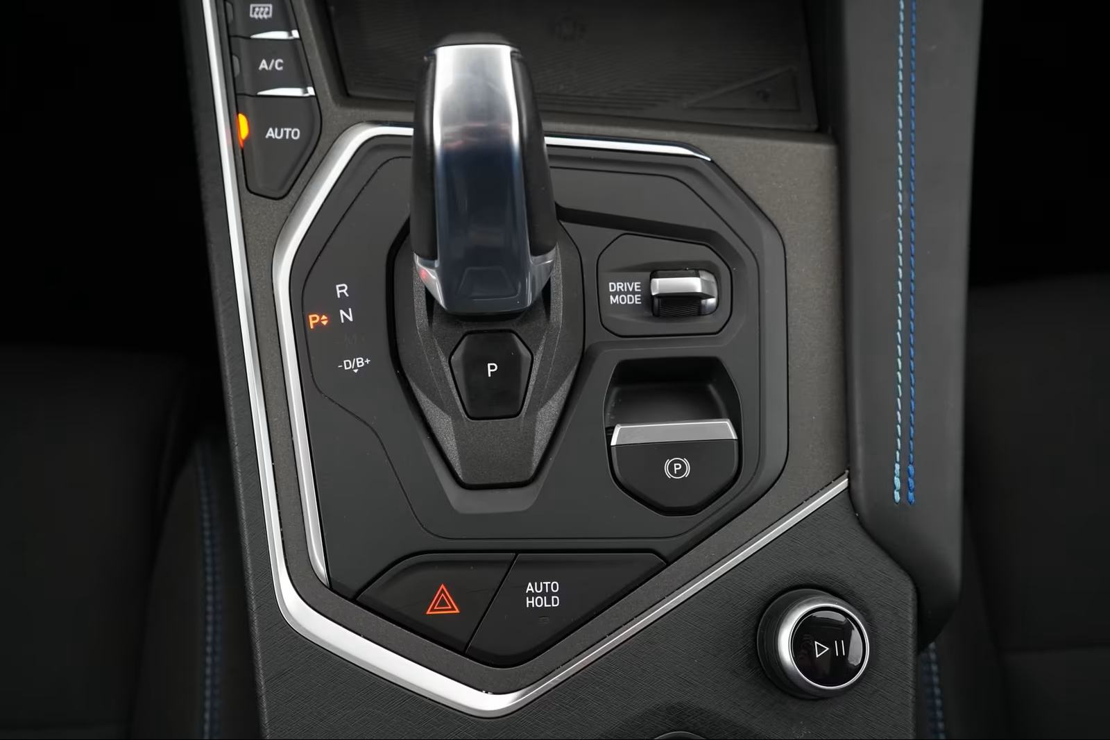 Lynk & Co 01 PHEV automatik, fotografija 14