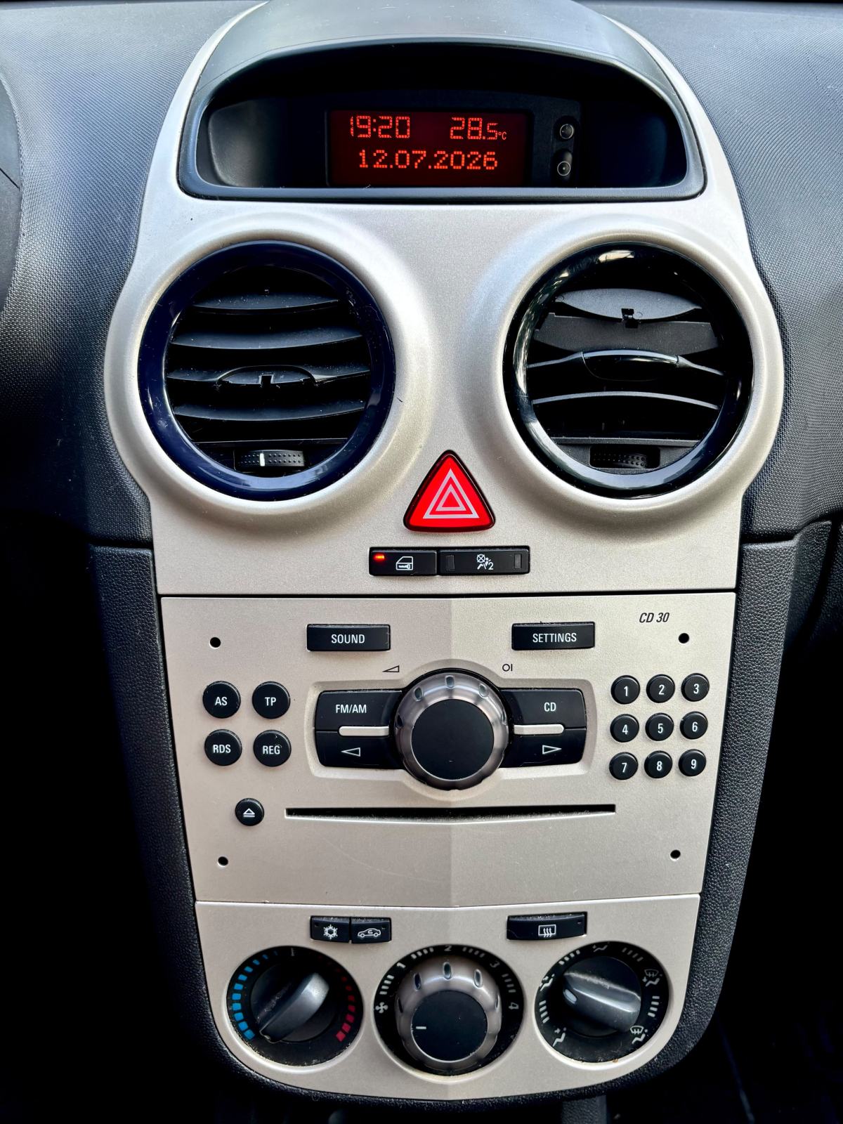MALI LOŠINJ Opel Corsa 1,2 16V, fotografija 9