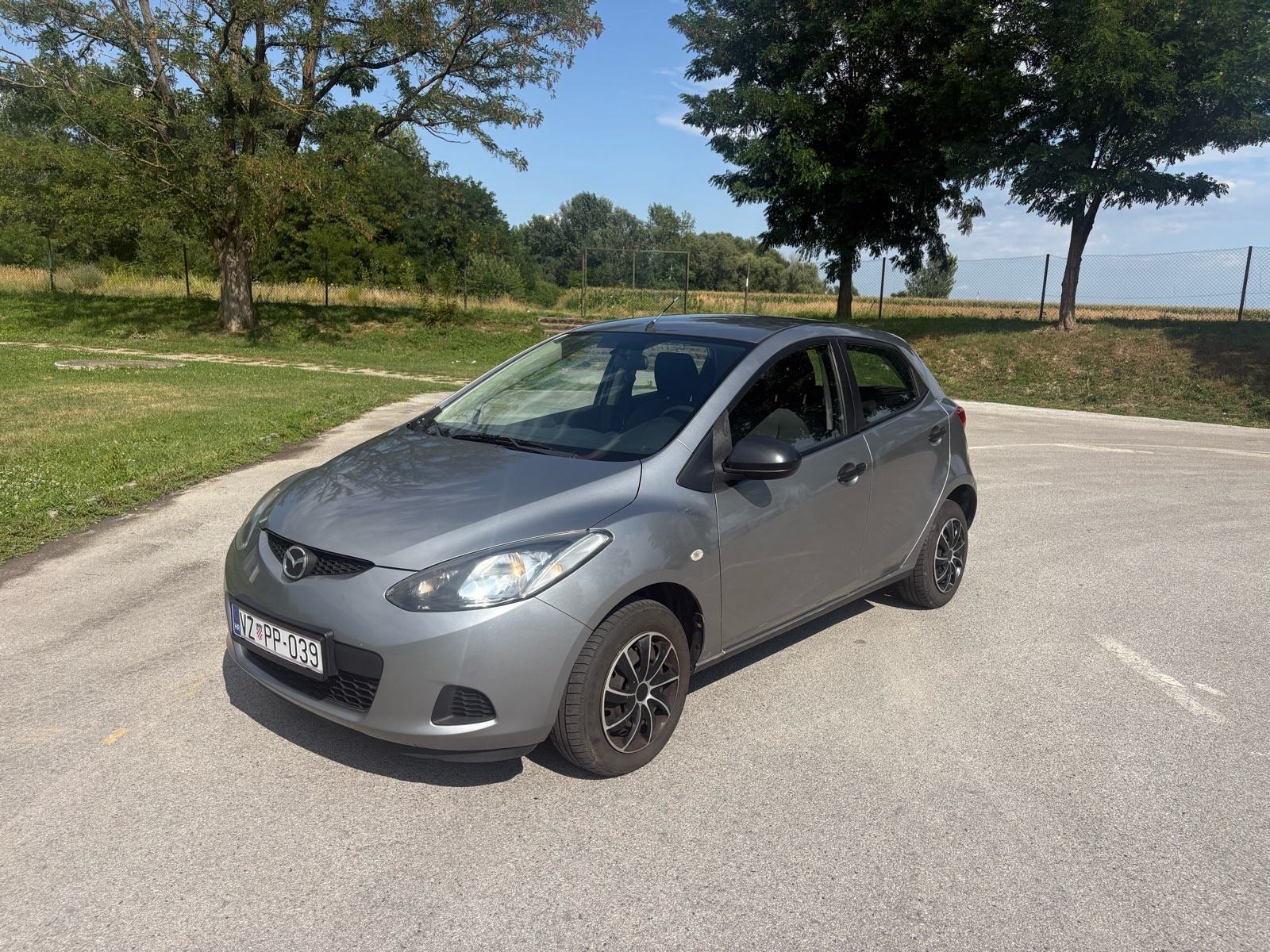 Mazda 2 1,3 i CE, pogled izvana - slika 1