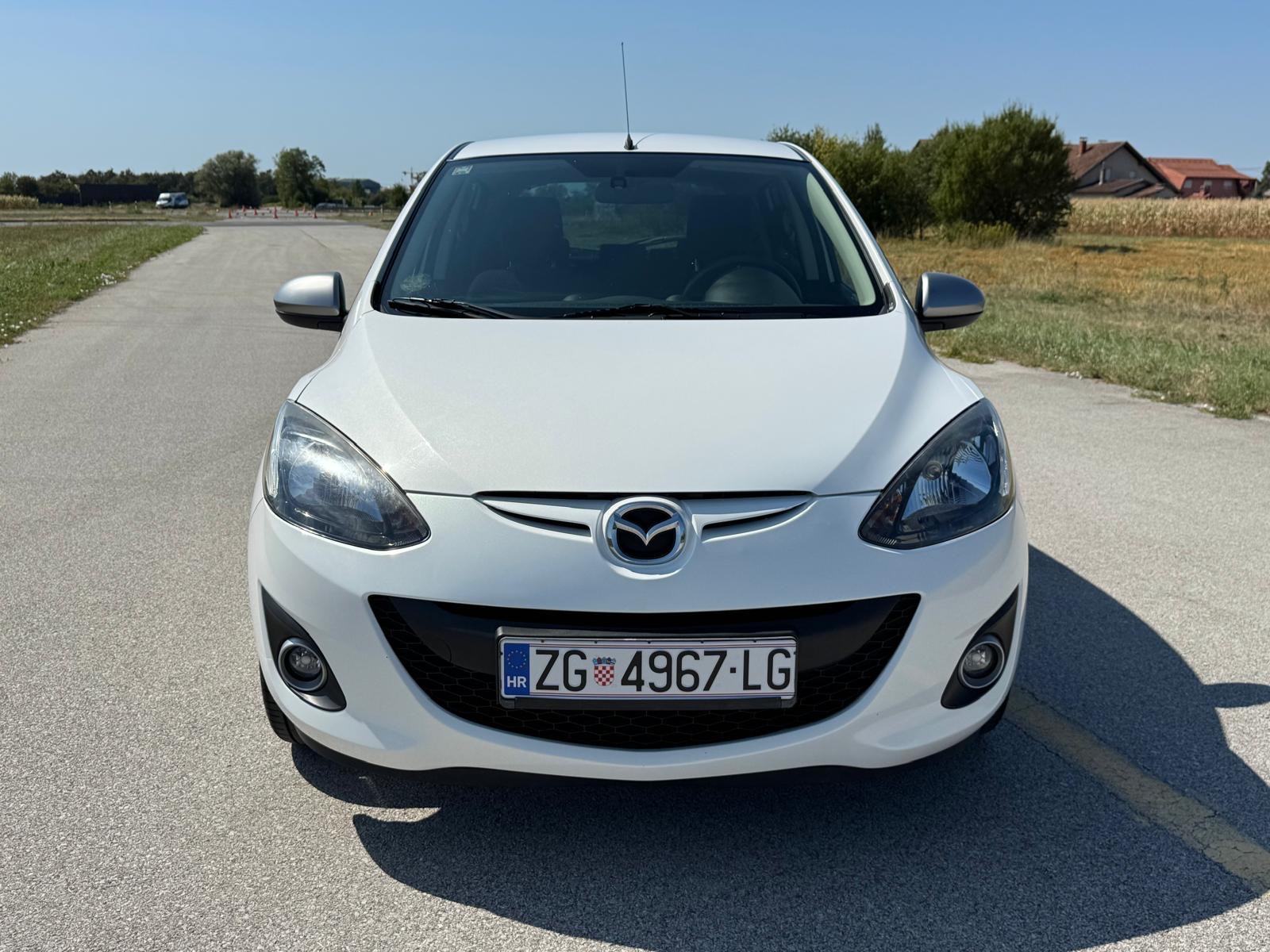 Mazda 2 1,3 Perla bijela - Automatskaklima - ALU, fotografija 2