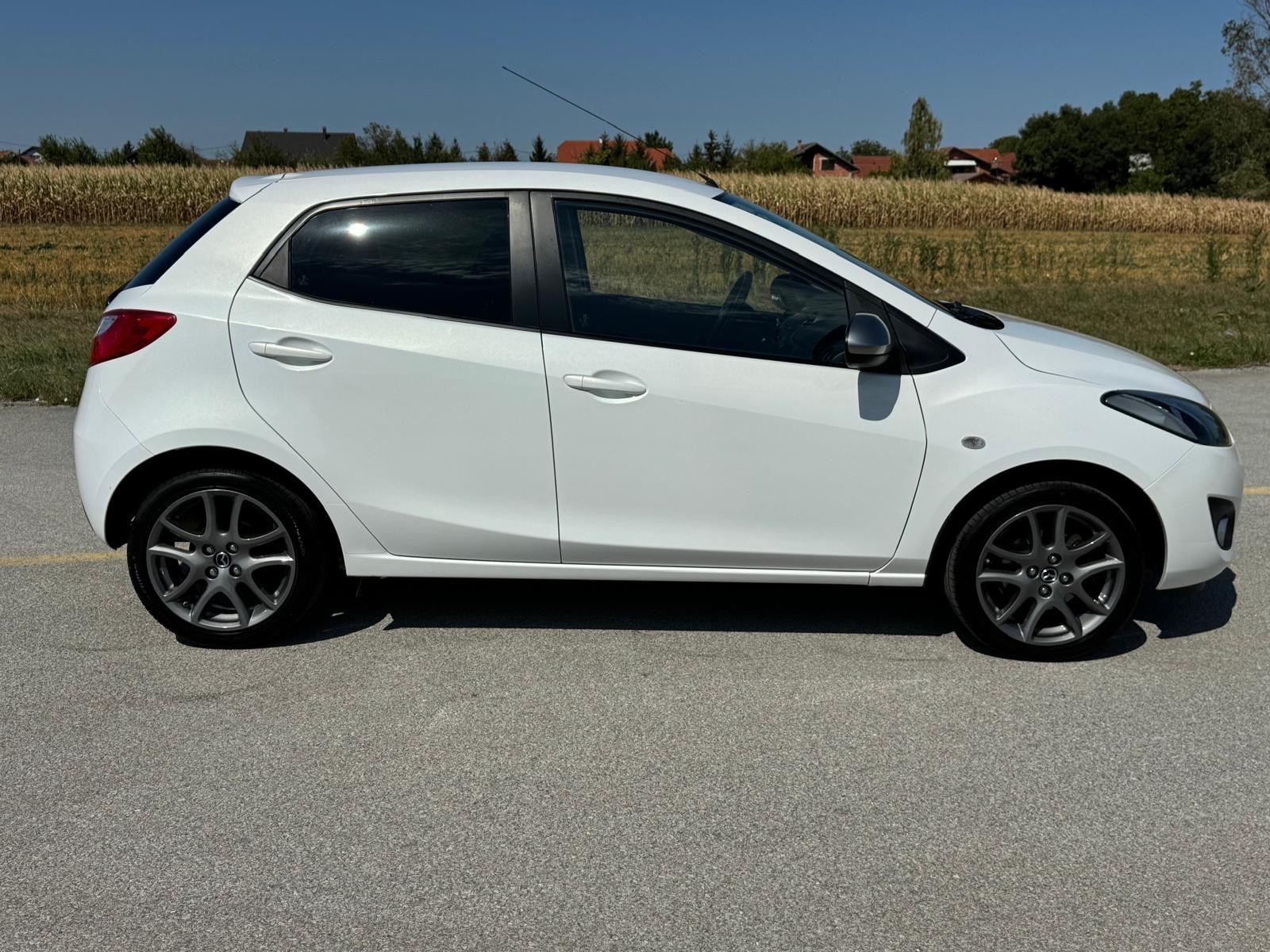 Mazda 2 1,3 Perla bijela - Automatskaklima - ALU, fotografija 4