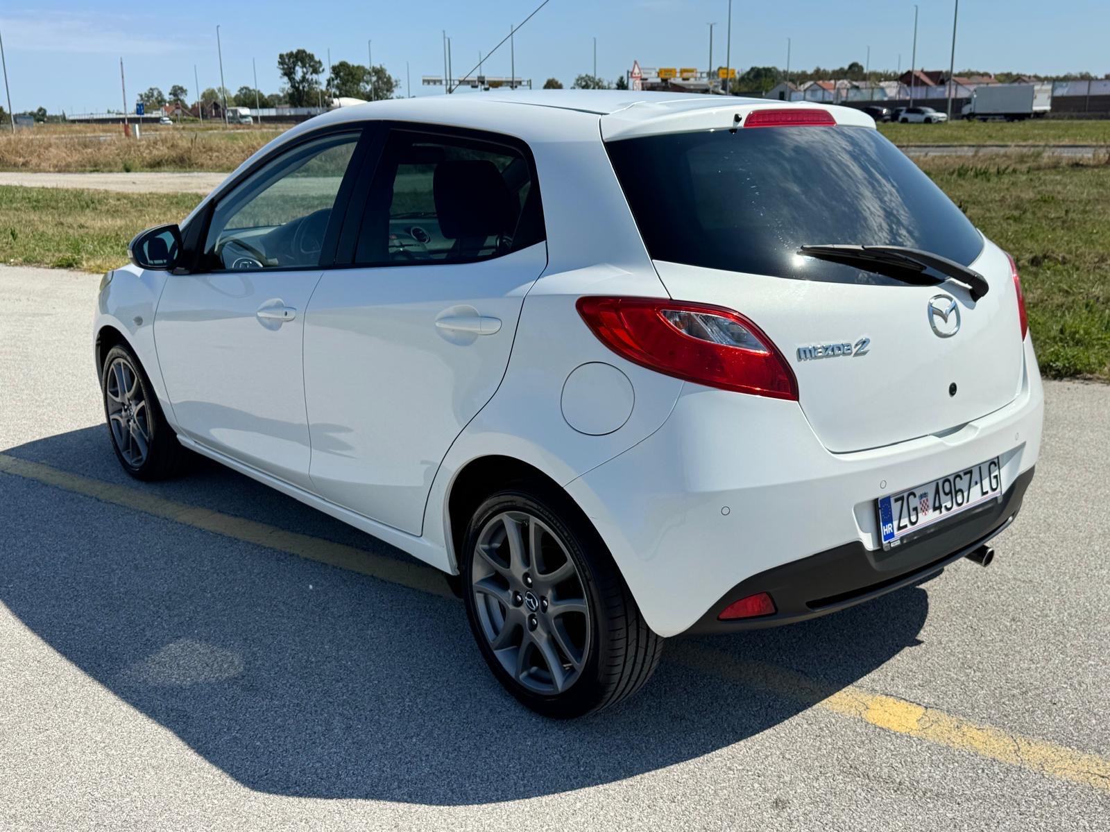 Mazda 2 1,3 Perla bijela - Automatskaklima - ALU, fotografija 7