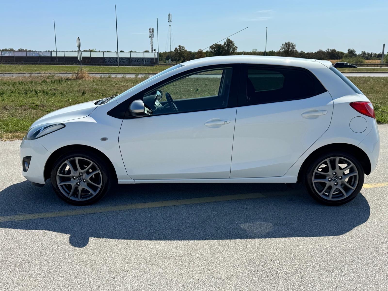 Mazda 2 1,3 Perla bijela - Automatskaklima - ALU, fotografija 8