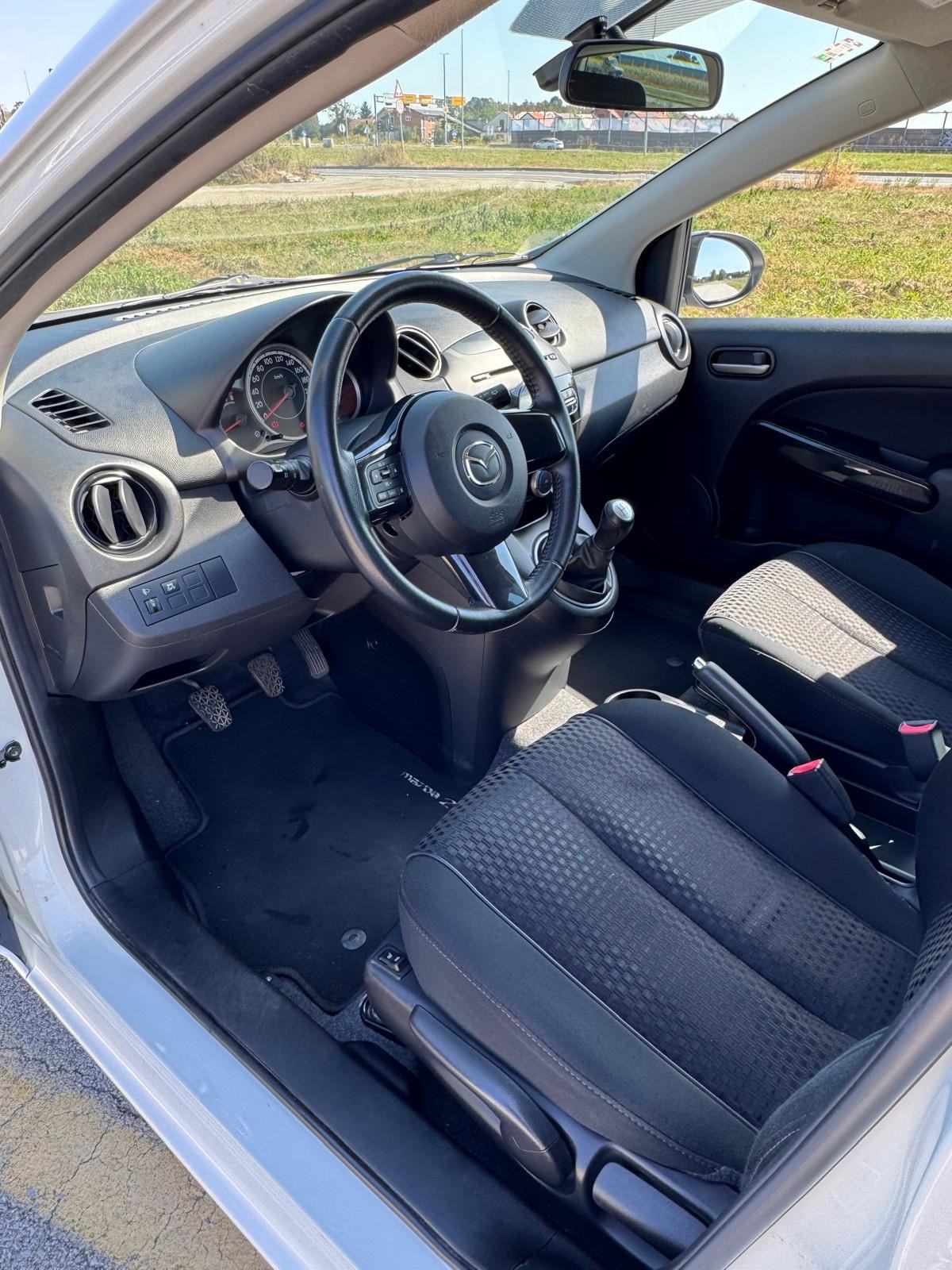 Mazda 2 1,3 Perla bijela - Automatskaklima - ALU, fotografija 9