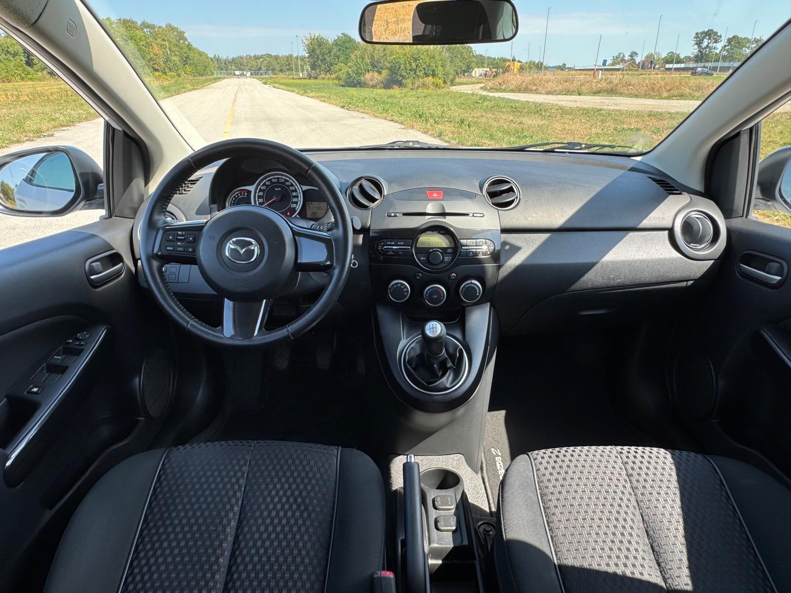 Mazda 2 1,3 Perla bijela - Automatskaklima - ALU, fotografija 12
