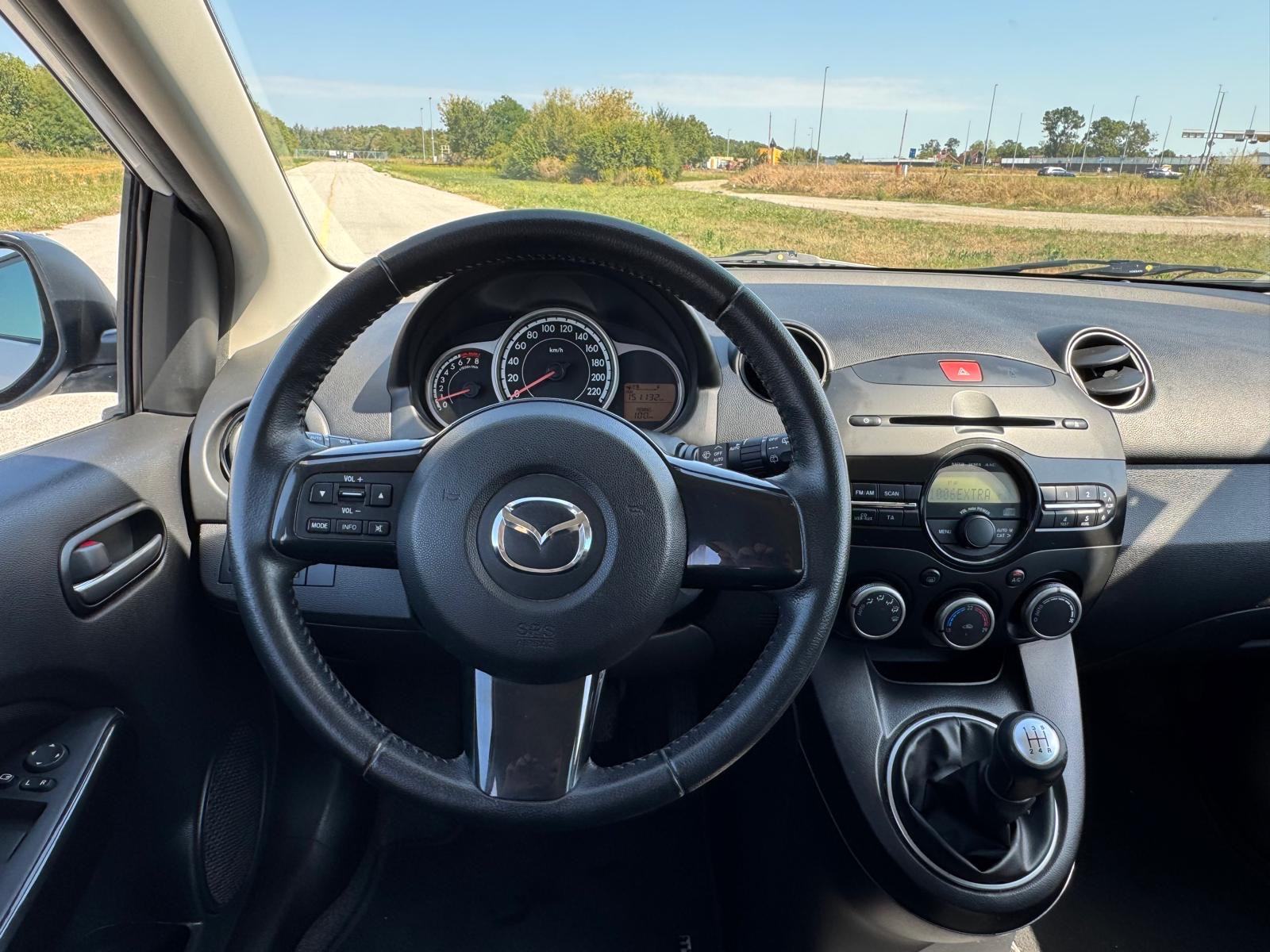 Mazda 2 1,3 Perla bijela - Automatskaklima - ALU, fotografija 13