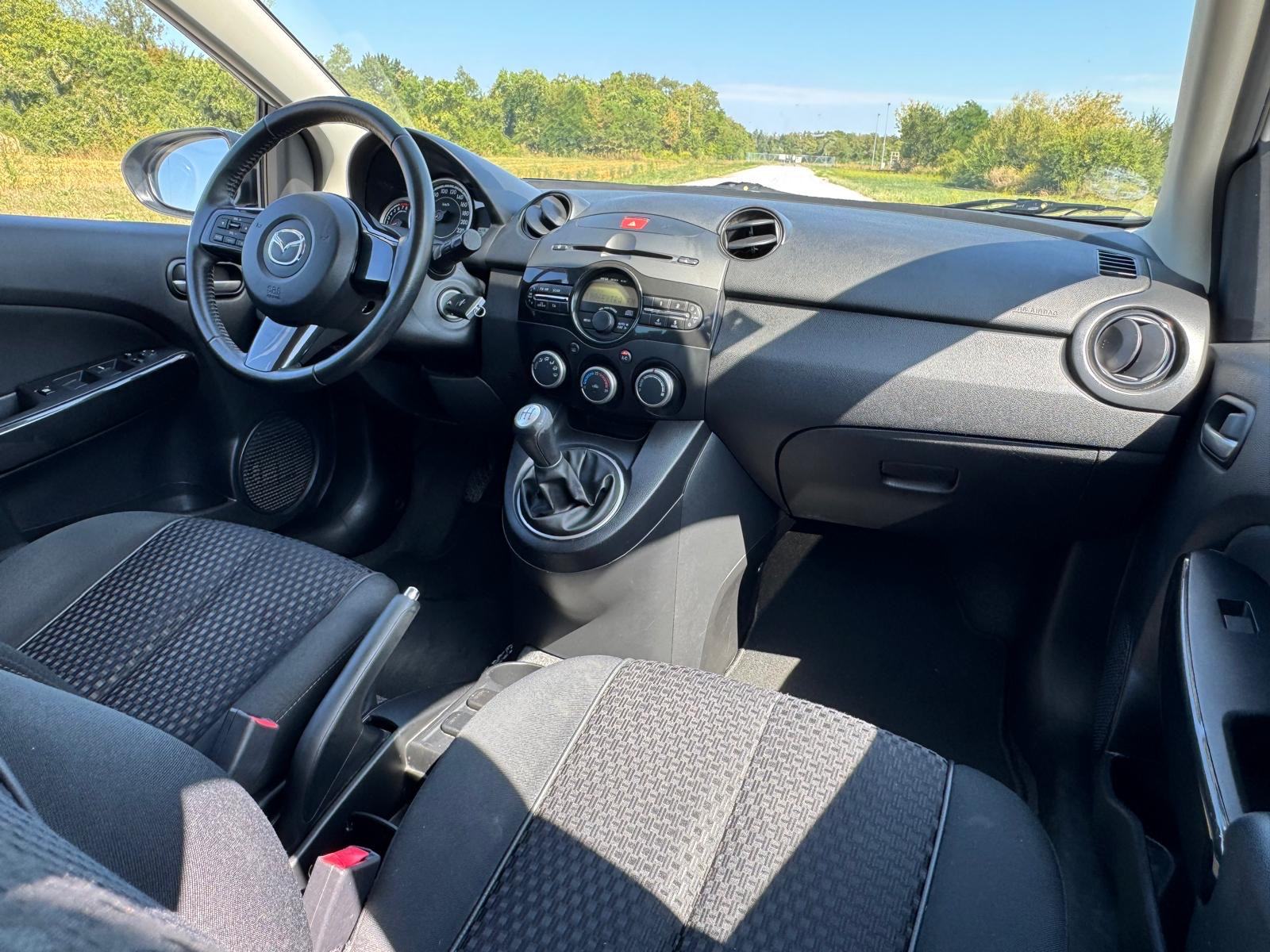 Mazda 2 1,3 Perla bijela - Automatskaklima - ALU, fotografija 14