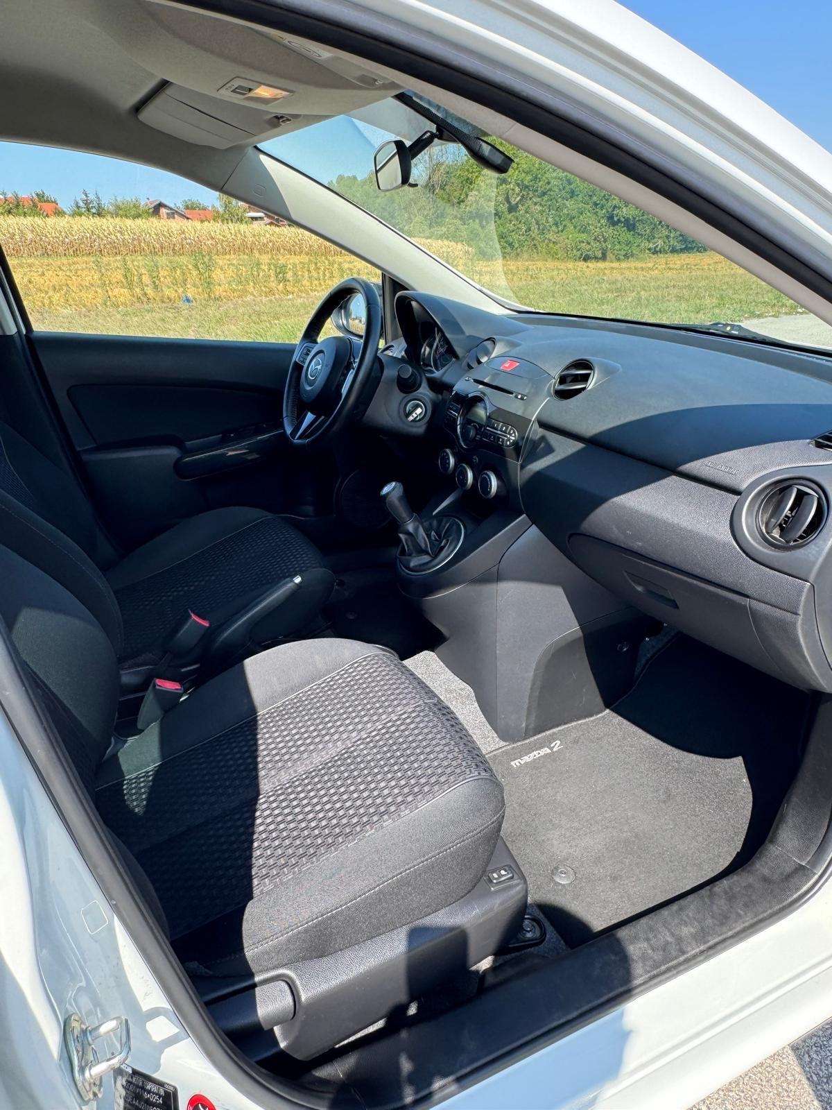 Mazda 2 1,3 Perla bijela - Automatskaklima - ALU, fotografija 15