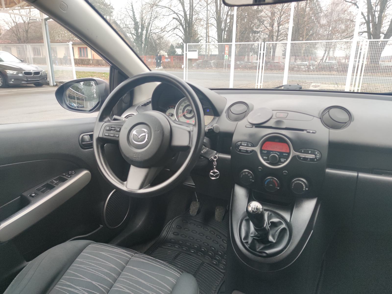 Mazda 2 1.4 CD KLIMA PARKING SENZORI PUTNI KOMPJUTER, fotografija 17