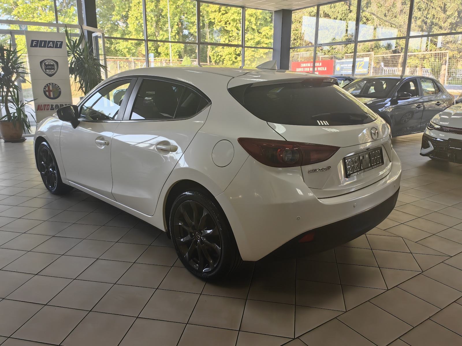 MAZDA 3 1.5 DIZEL*CD105*120.Tkm SERVISNA*2016.god*NAVI*KAMERA*JAMSTVO, fotografija 4