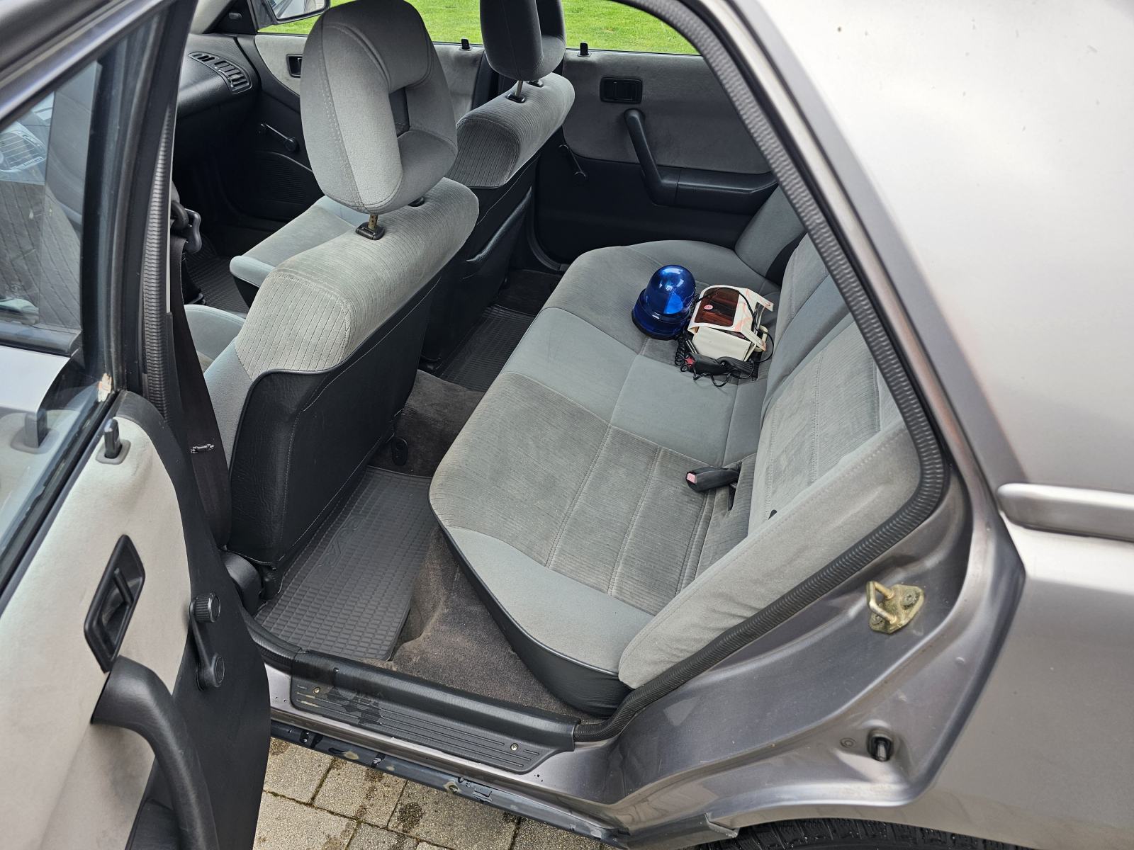 Mazda 323 F, 1.VLASTNIK, CIJENA: 2.777 EUR, fotografija 15