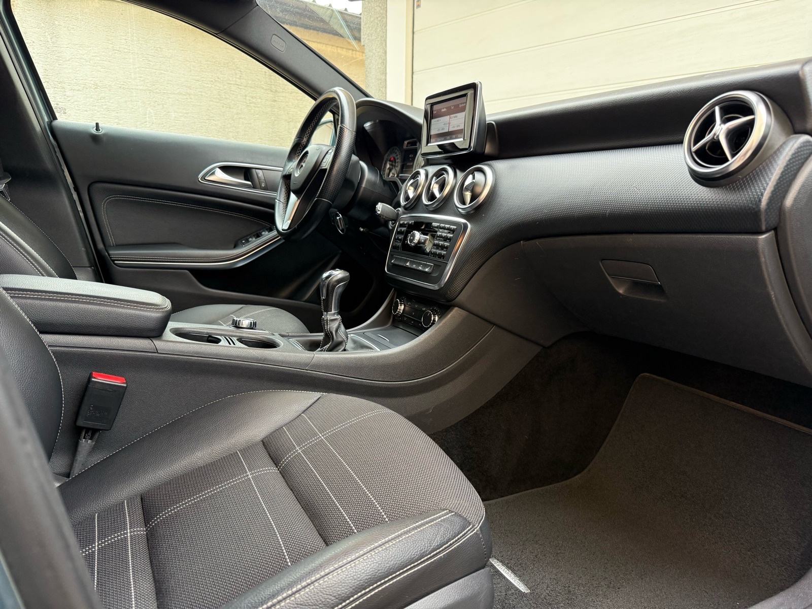 MERCEDES A180 URBAN SPORT 80kw 2013g NAVI MF LED TOP STANJE, fotografija 17