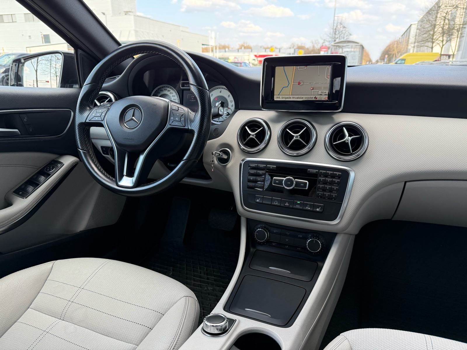 Mercedes A180CDI AUTOMATIK °NAVIGACIJA°KOŽA°PRVI VLASNIK°NIJE UVOZ°, fotografija 13