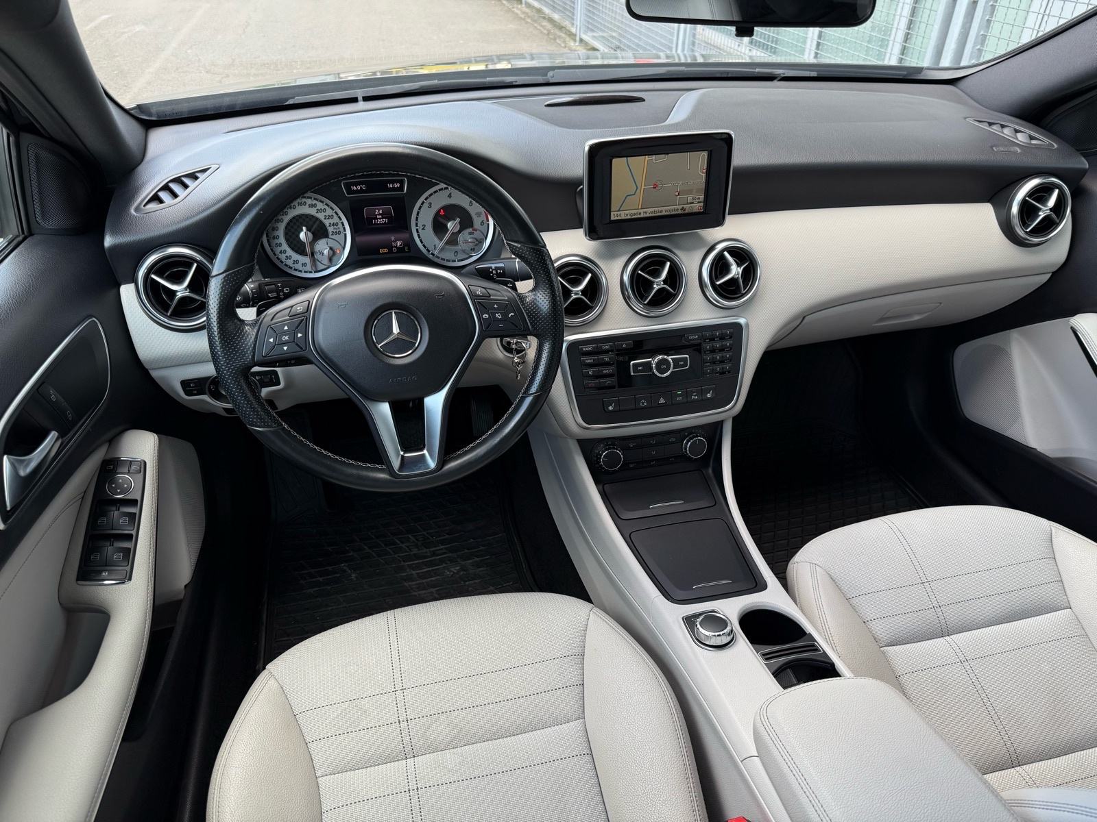 Mercedes A180CDI AUTOMATIK °NAVIGACIJA°KOŽA°PRVI VLASNIK°NIJE UVOZ°, fotografija 11