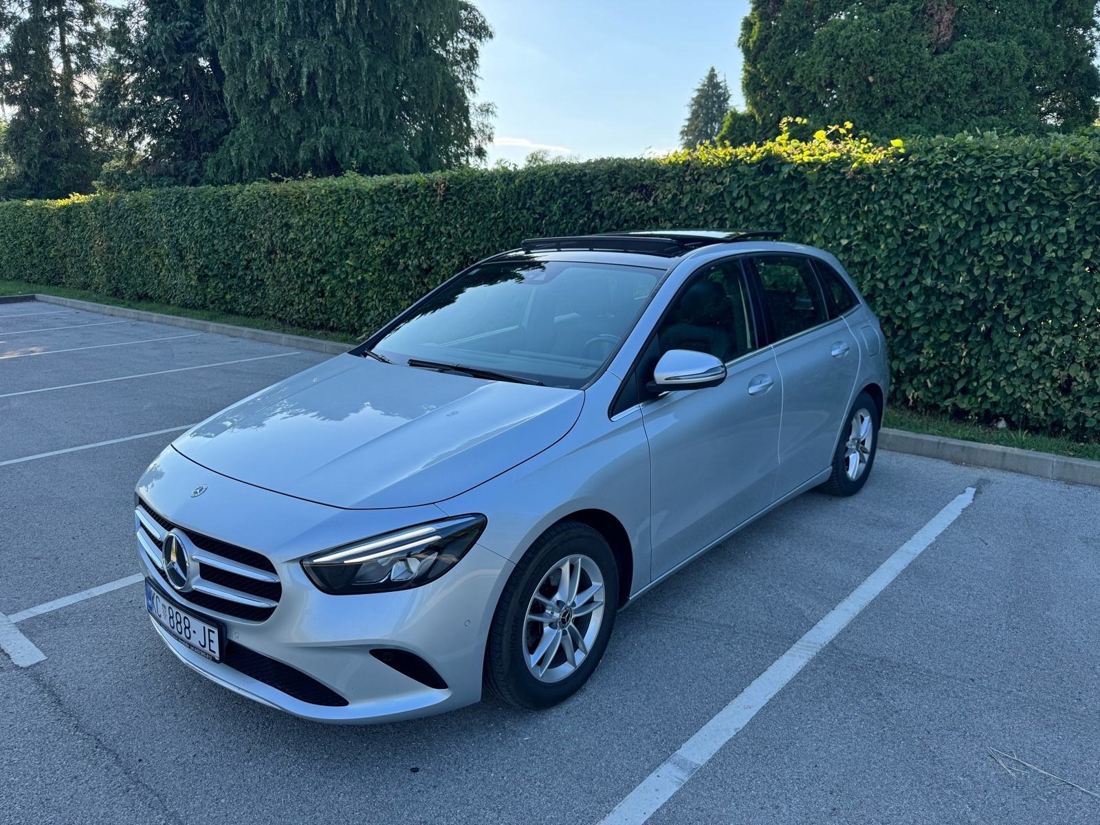 Mercedes B Klasa 180d PANORAMA-LED-MRTVI KUT-WIDESCREEN, pogled izvana - slika 1