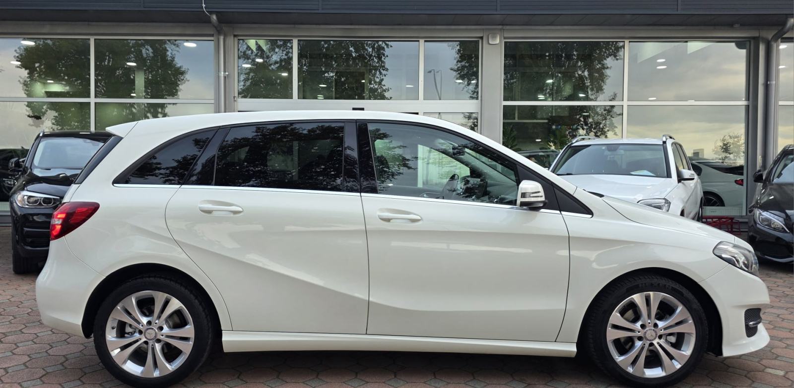 Mercedes B180d, 6 BRZINA, FULL LED, NAVI, LANE ASS, KAM, JAMSTVO..., fotografija 5