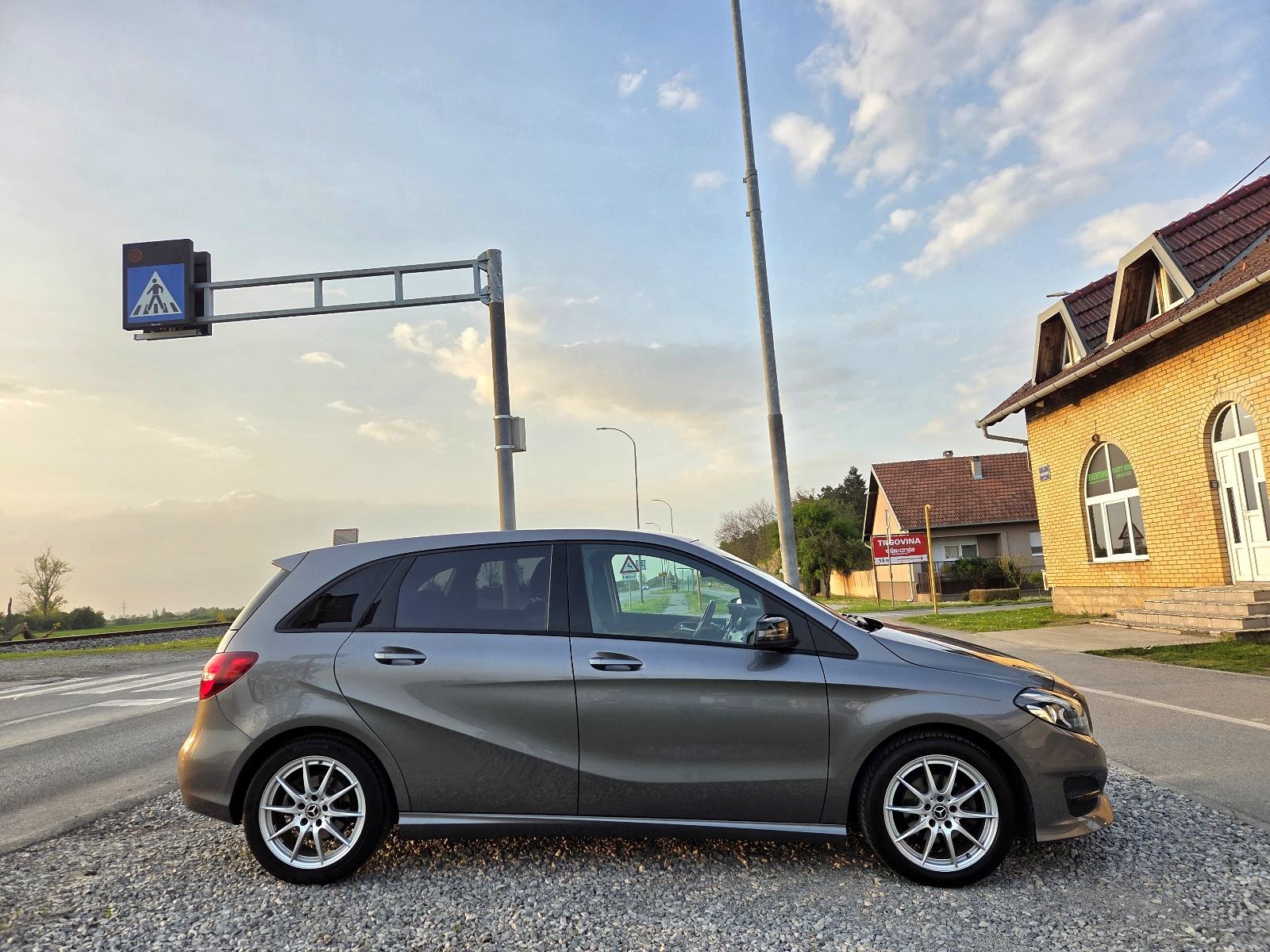 Mercedes B180D-AUTOMATIK-145TKM-JAMSTVO 24MJ-LED,AMBIENT,PDC,KAMERA, pogled izvana - slika 4
