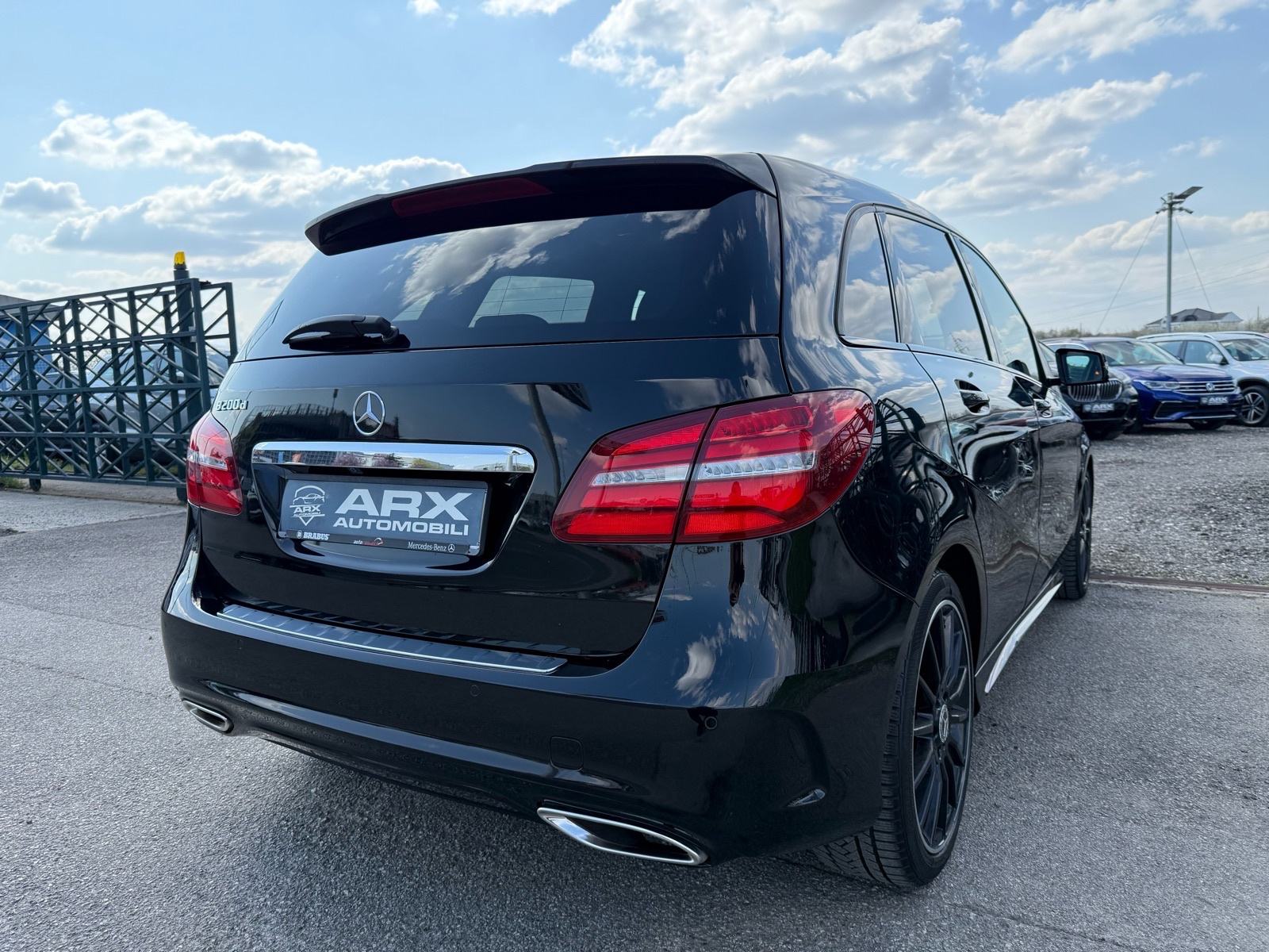 Mercedes B200d AUTOMATIK AMG °NAVI°KAMERA°PANORAMA°ALCANTARA°NIJE UVOZ, fotografija 6
