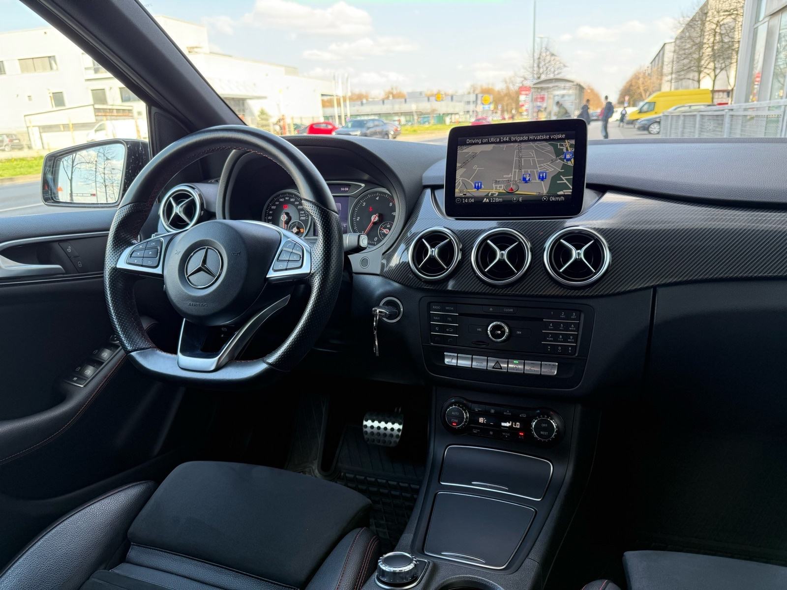 Mercedes B200d AUTOMATIK AMG °NAVI°KAMERA°PANORAMA°ALCANTARA°NIJE UVOZ, fotografija 13