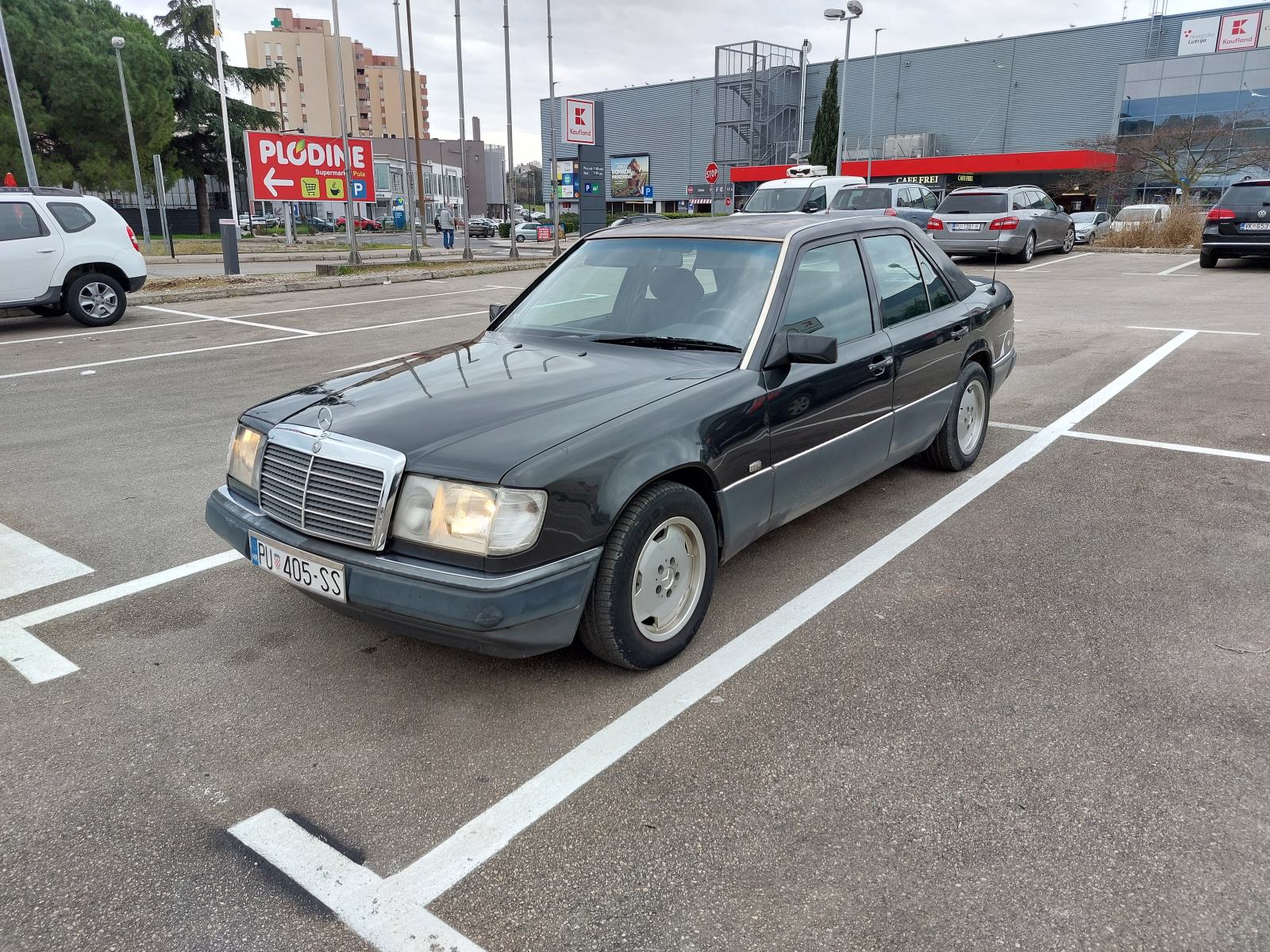 Mercedes-Benz 124 200 benzin registriran do kraja 2026, pogled izvana - slika 1