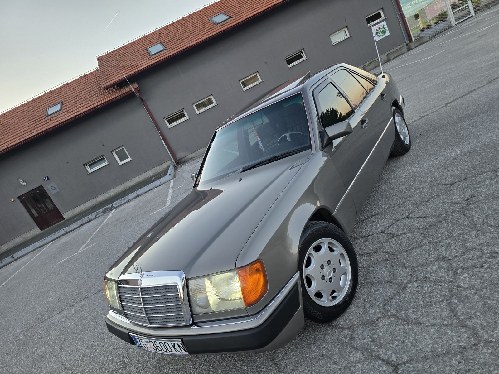 Mercedes-Benz 124 250 D Servo,Alu-Felge,El.Siber,Kao Nov Kredit-Zamj, pogled izvana - slika 1
