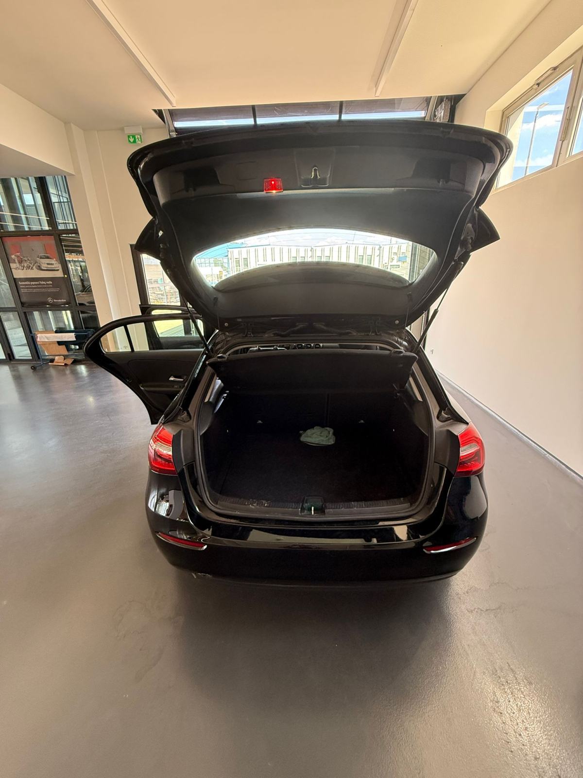 Mercedes-Benz A 180 d - Crni biser sa samo 4 godine starosti, Euro 6,, fotografija 4