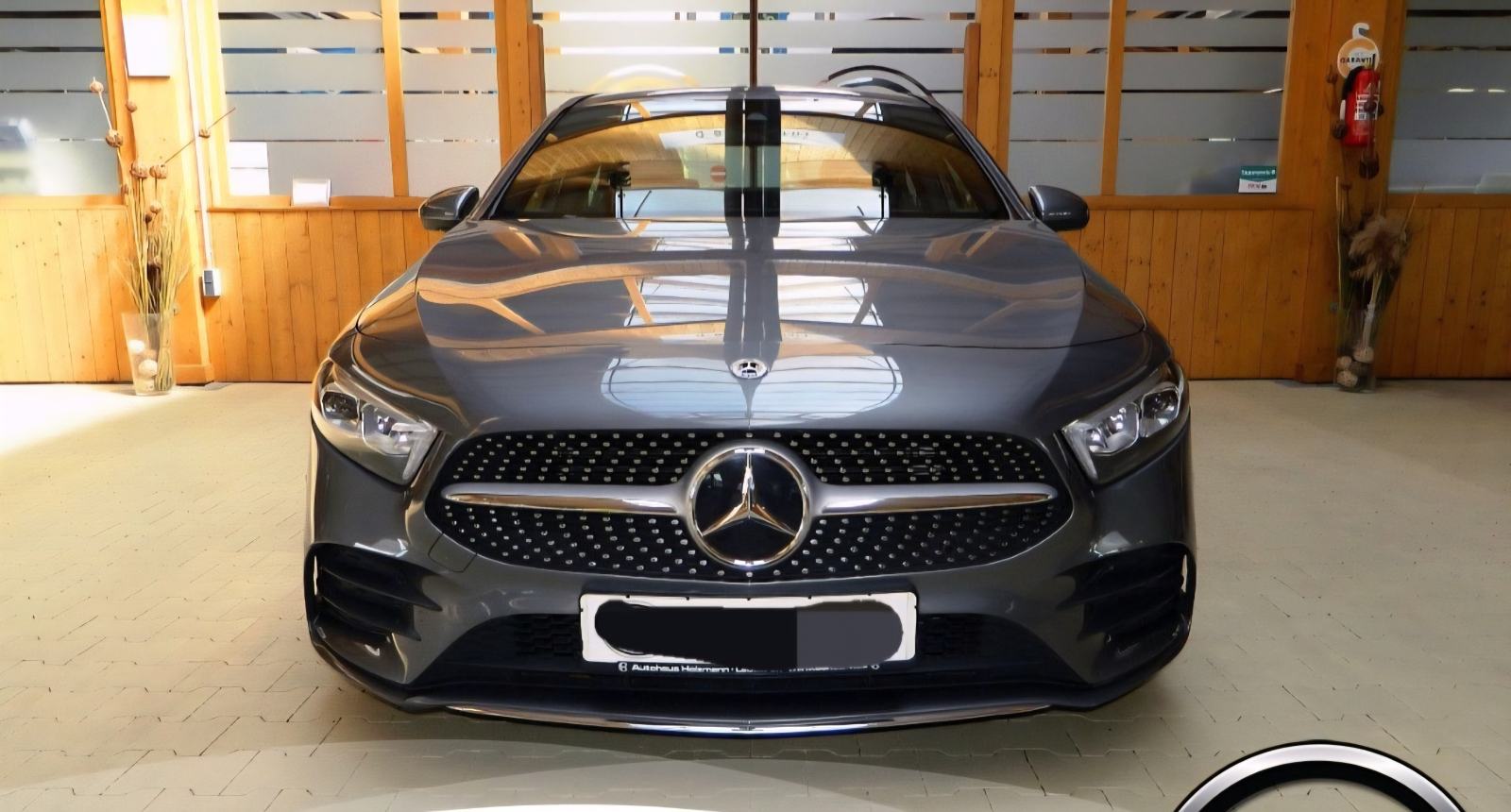 Mercedes-Benz A-klasa 180 AMG Limuzina -LED-NAVI-AMBIENT-ALU-JAMSTVO, fotografija 2
