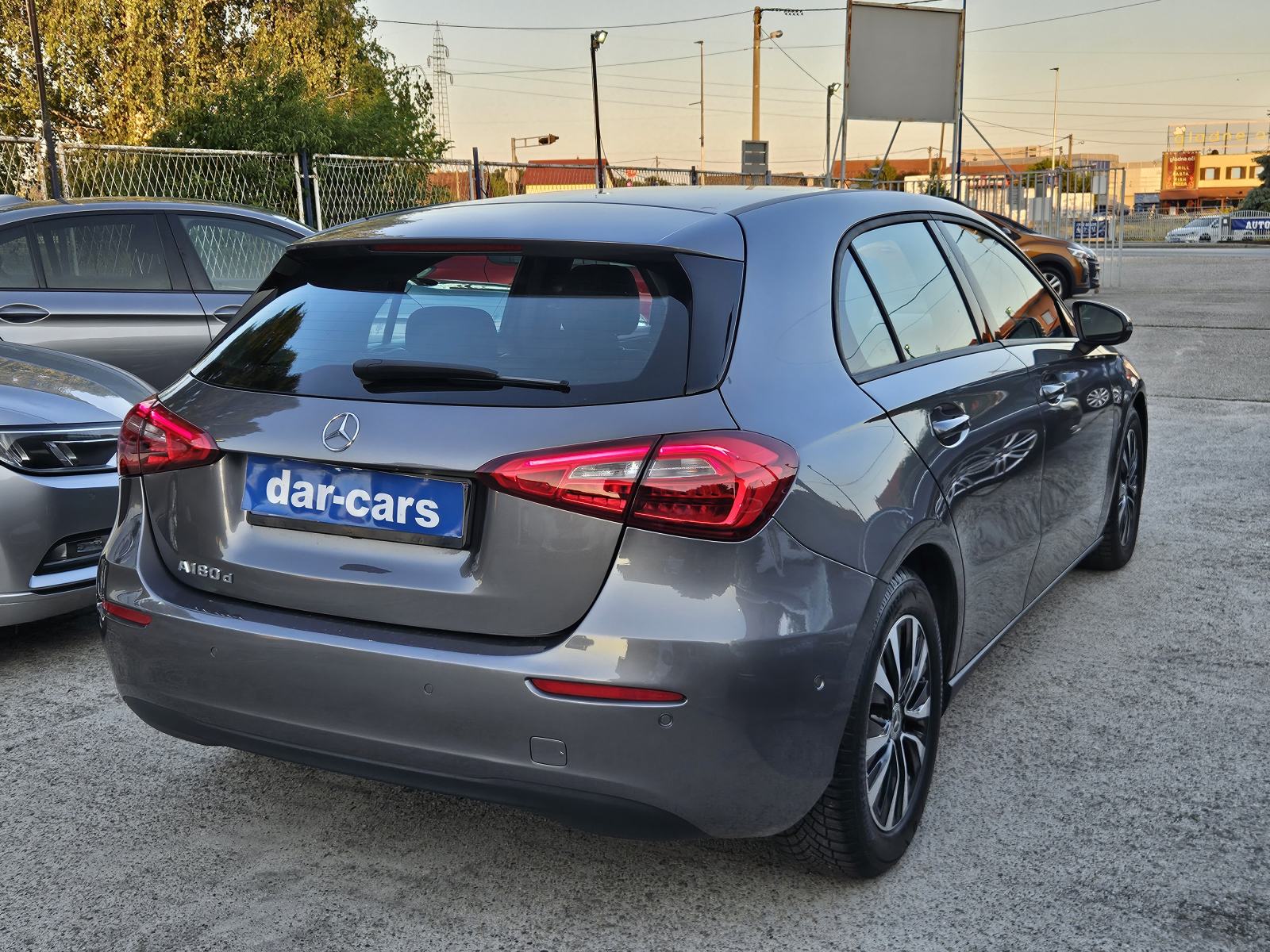Mercedes-Benz A-klasa 180 d ** AUTOMATIK * 32 000 KM*GARANCIJA **, fotografija 4