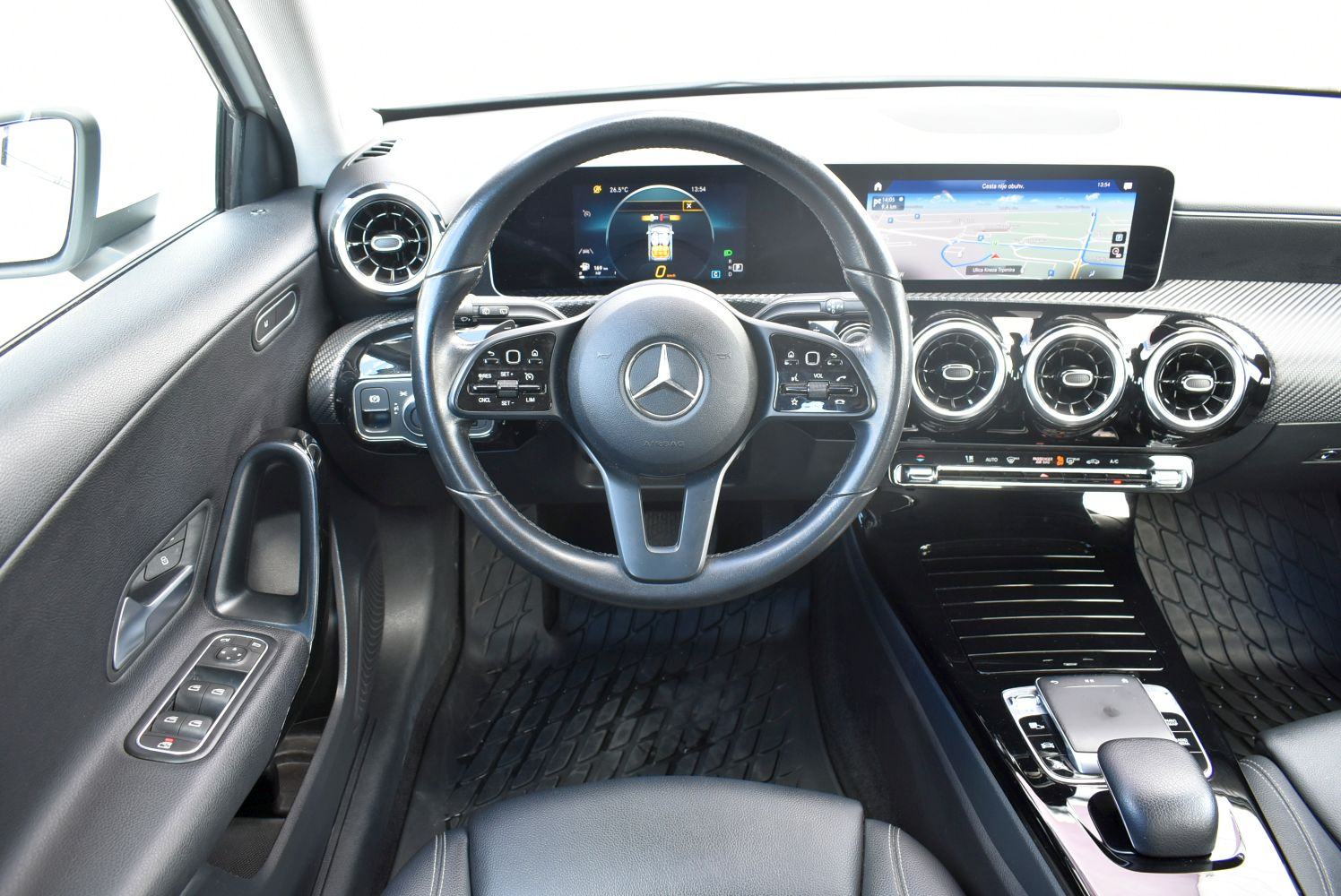 Mercedes-Benz A-klasa 180 d automatik * HR*SERVISNA,NAVIGACIJA,KAMERA*, fotografija 4