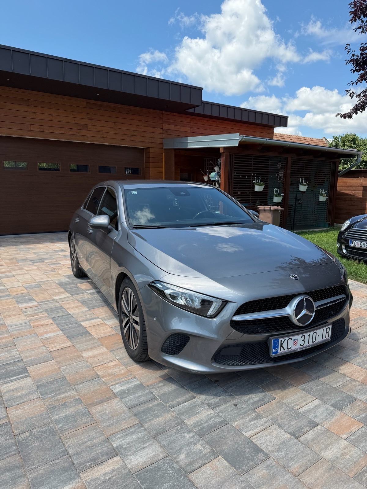 Mercedes-Benz A-klasa 180 d automatik, pogled izvana - slika 1