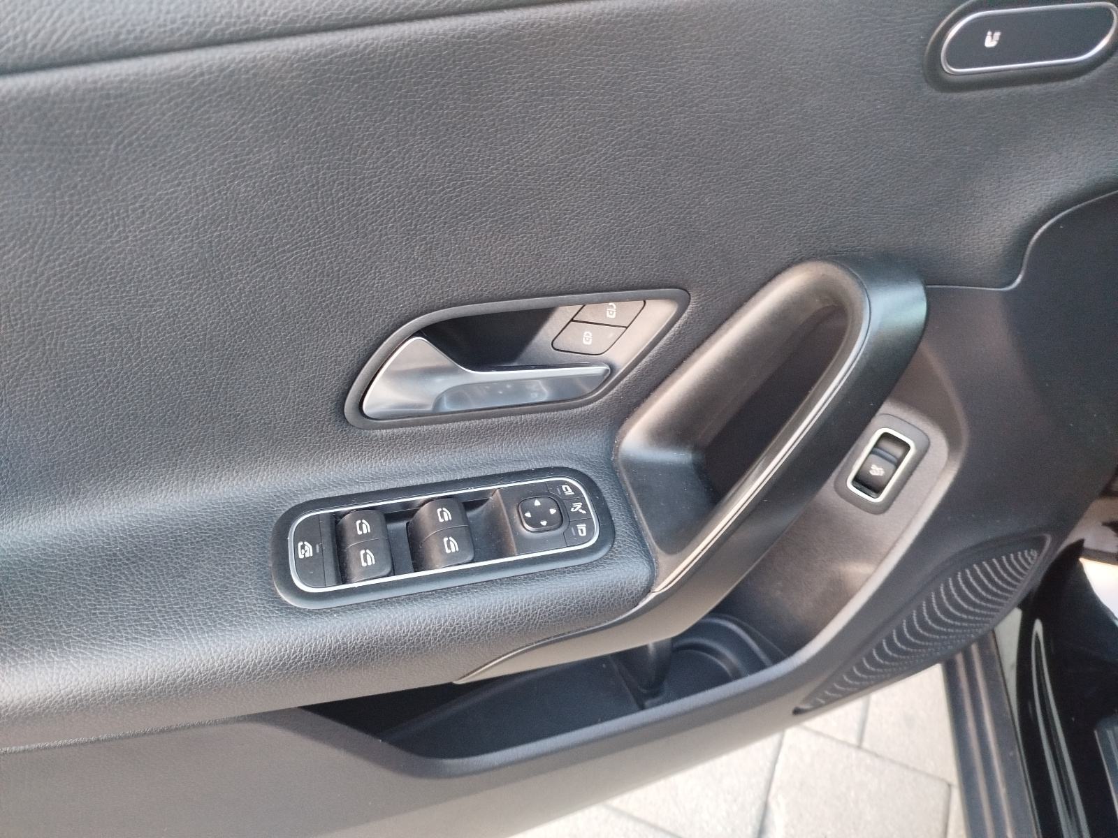 Mercedes-Benz A-klasa 180 d limuzina, fotografija 12