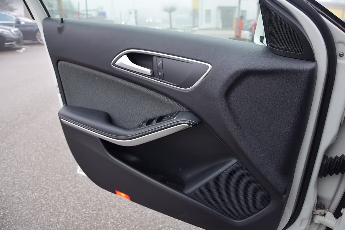 Mercedes-Benz A-180 d, Registriran, Sva oprema, SUPER STANJE AUTA !!!, fotografija 16