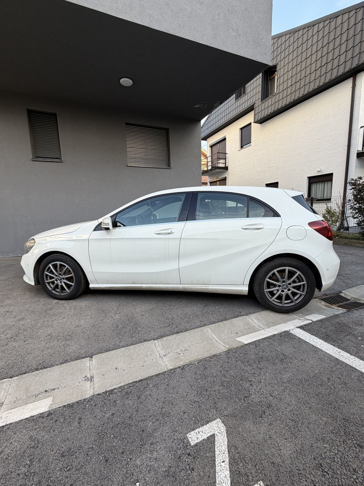 Mercedes-Benz A-180 d, Registriran, Sva oprema, SUPER STANJE AUTA !!!, pogled izvana - slika 1
