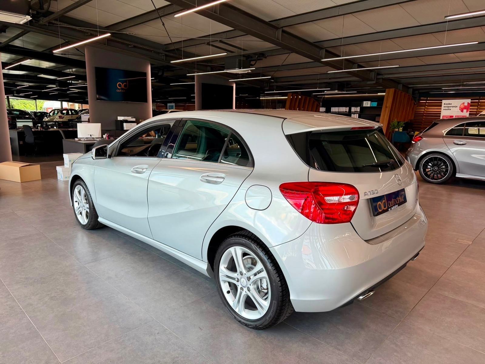 Mercedes-Benz A-klasa 180 KLIMA • VELIKI SERVIS • ALU17" • AUTOKREDIT, fotografija 5