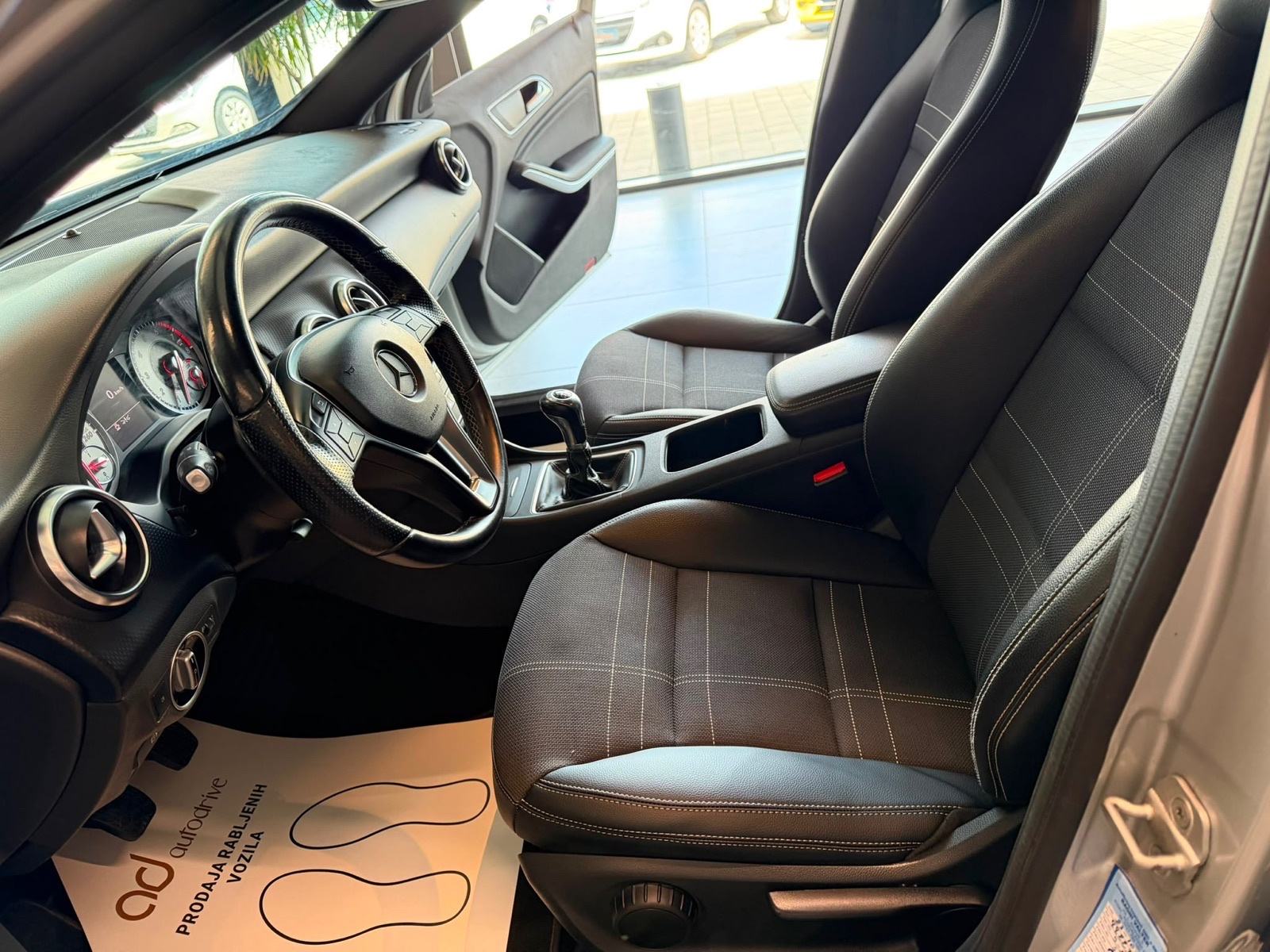 Mercedes-Benz A-klasa 180 KLIMA • VELIKI SERVIS • ALU17" • AUTOKREDIT, fotografija 15