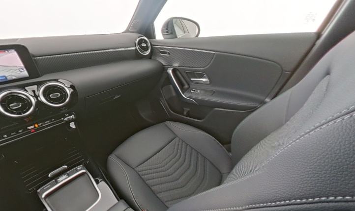 Mercedes-Benz A-klasa 180d AUTOMATIK 11000 km ALU NAVI LED NOVI MODEL, fotografija 13