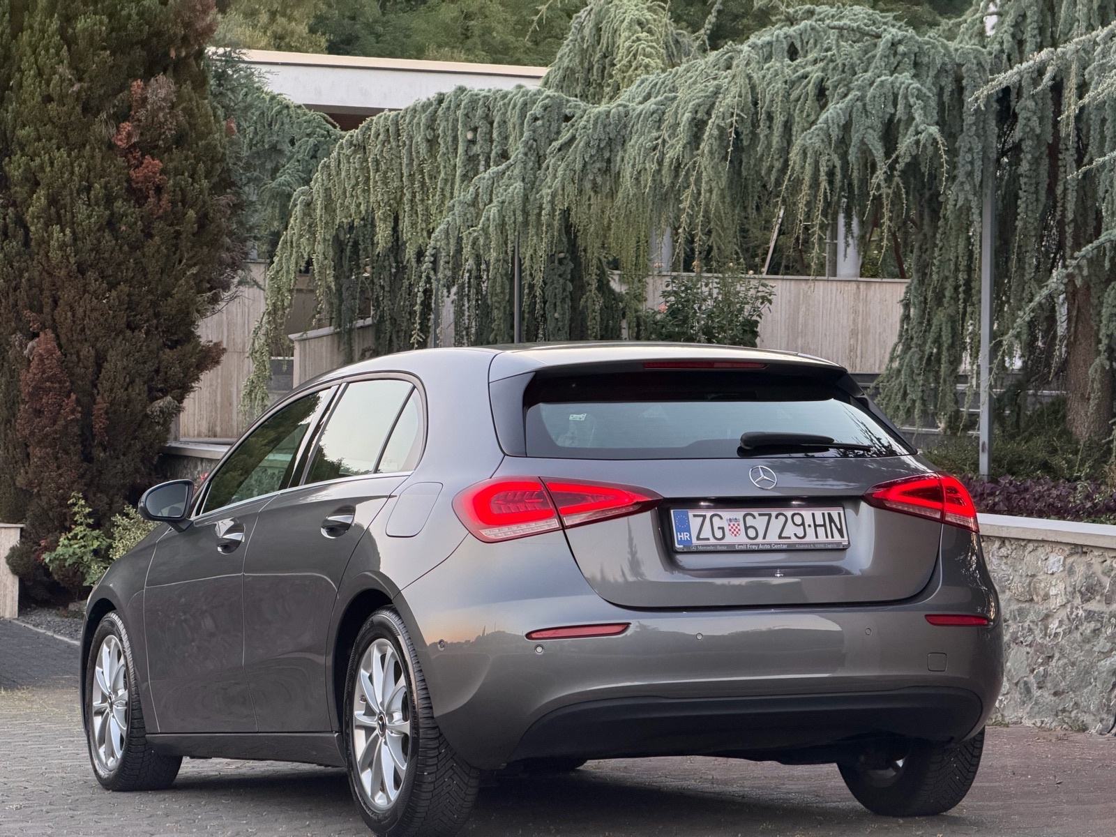 Mercedes-Benz A-klasa 180d,AUTOMATIK,LED,NAV,KAM,MLF,NIJE UVOZ,PRVI VL, fotografija 4