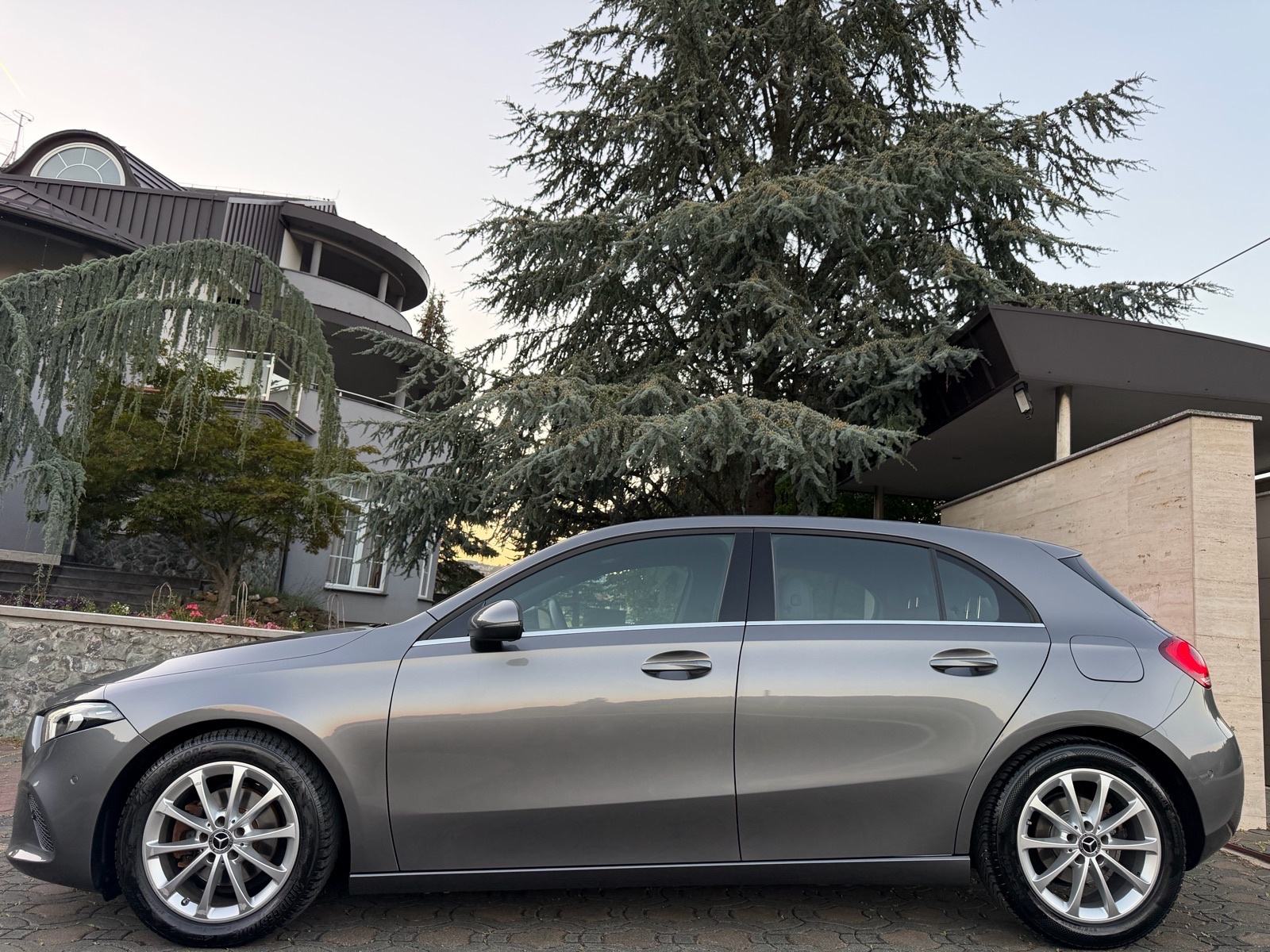 Mercedes-Benz A-klasa 180d,AUTOMATIK,LED,NAV,KAM,MLF,NIJE UVOZ,PRVI VL, fotografija 3