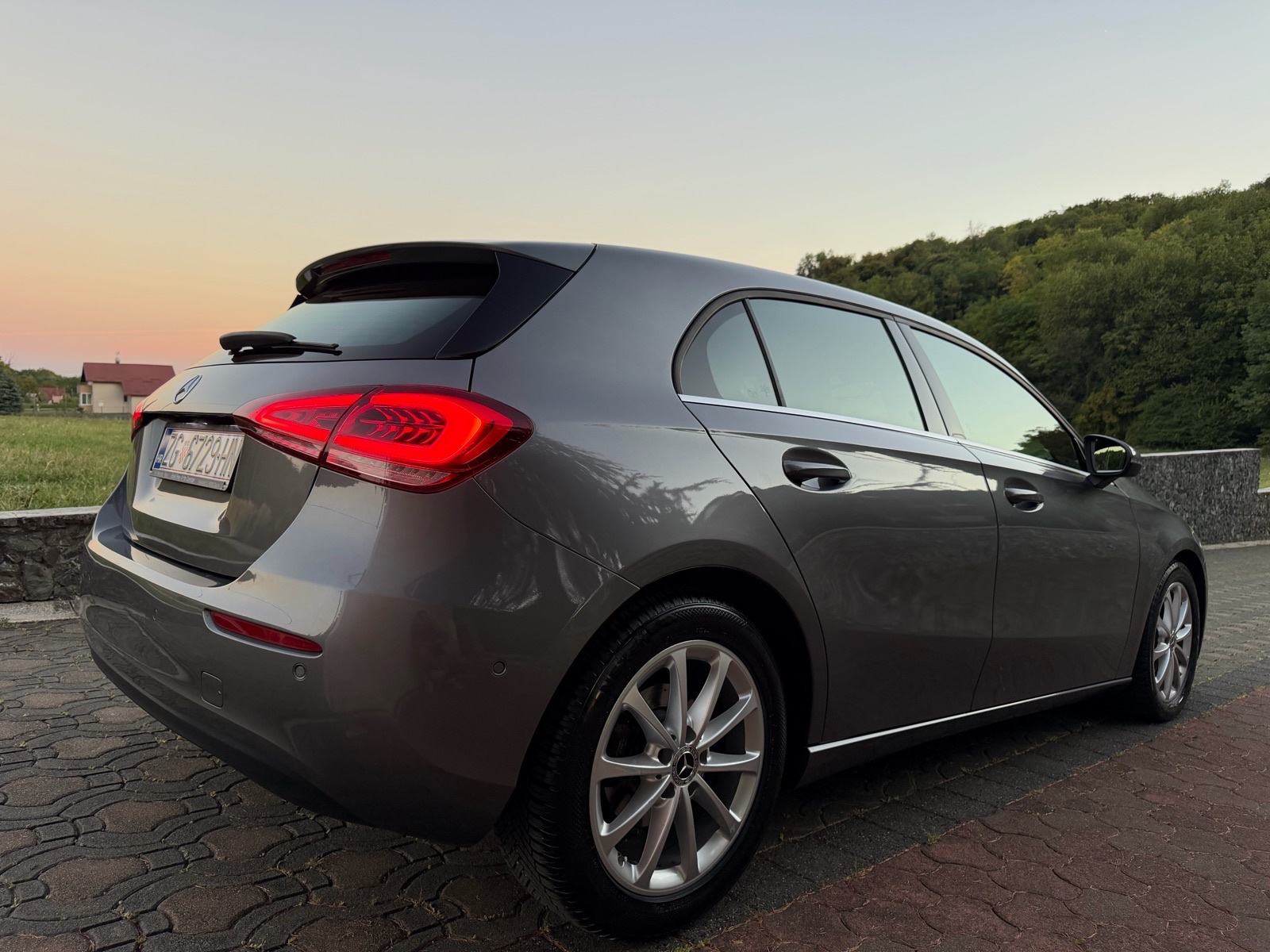 Mercedes-Benz A-klasa 180d,AUTOMATIK,LED,NAV,KAM,MLF,NIJE UVOZ,PRVI VL, fotografija 6