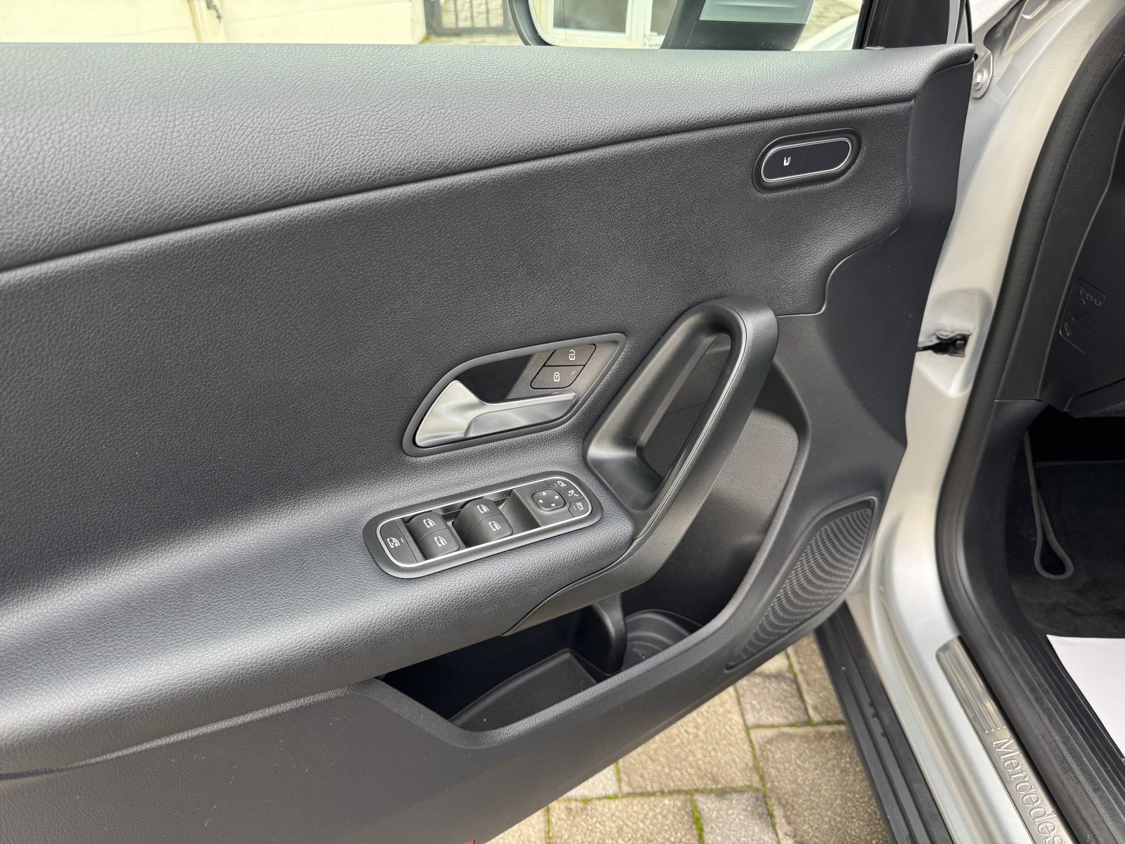 Mercedes-Benz A180d Automatik~Wide-screen~Kamera~Servisna~Jamstvo 12mj, fotografija 20